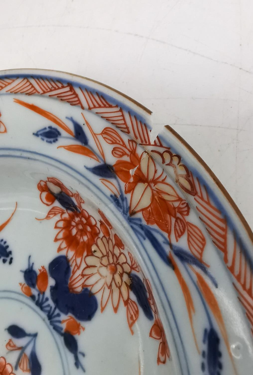 A collection of Kangxi hand painted Imari design porcelain. A Chinese Kangxi fruit bowl with - Image 12 of 18