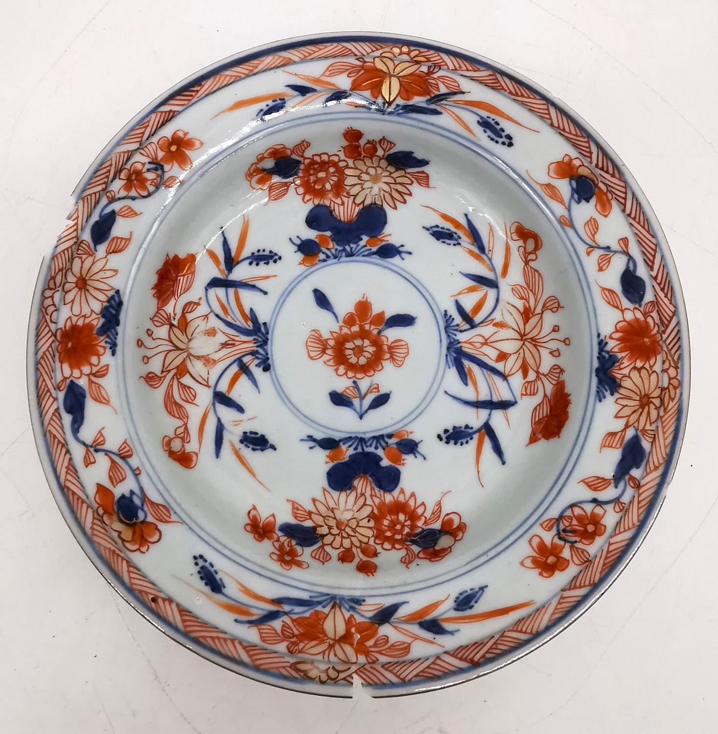 A collection of Kangxi hand painted Imari design porcelain. A Chinese Kangxi fruit bowl with - Image 7 of 18