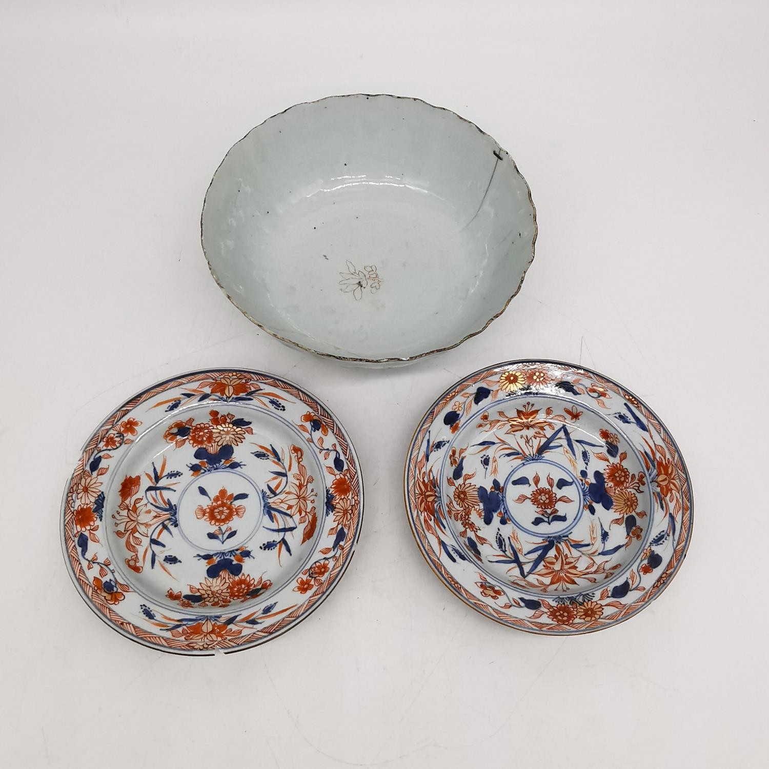 A collection of Kangxi hand painted Imari design porcelain. A Chinese Kangxi fruit bowl with - Image 2 of 18