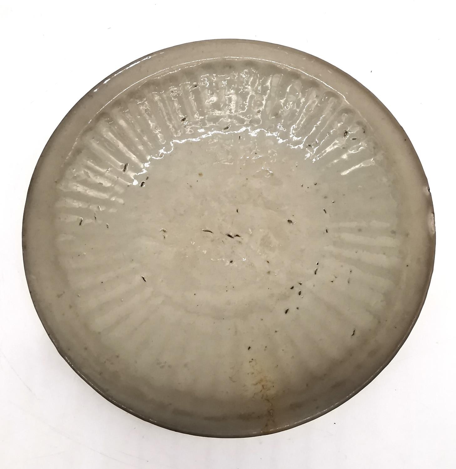 A Chinese Ming dynasty pale celadon Longquan dish with sunburst decoration and glazed foot. Diameter - Image 7 of 7