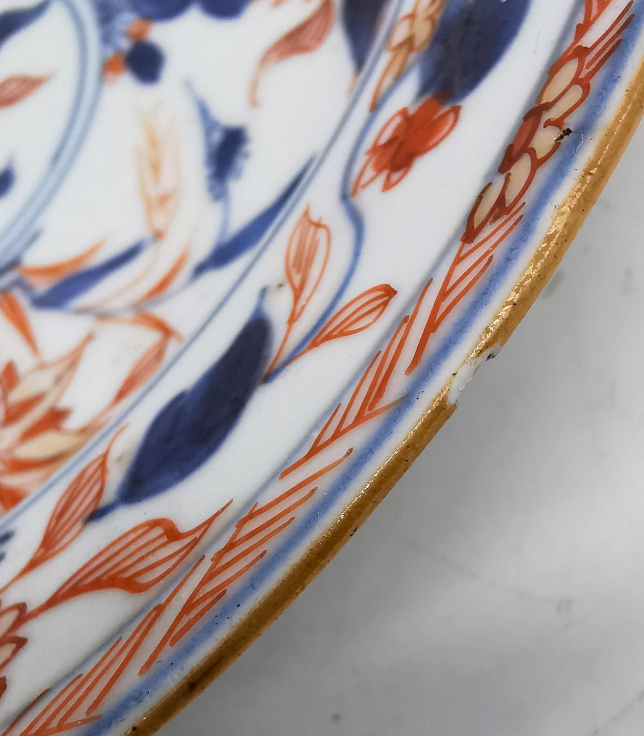 A collection of Kangxi hand painted Imari design porcelain. A Chinese Kangxi fruit bowl with - Image 6 of 18