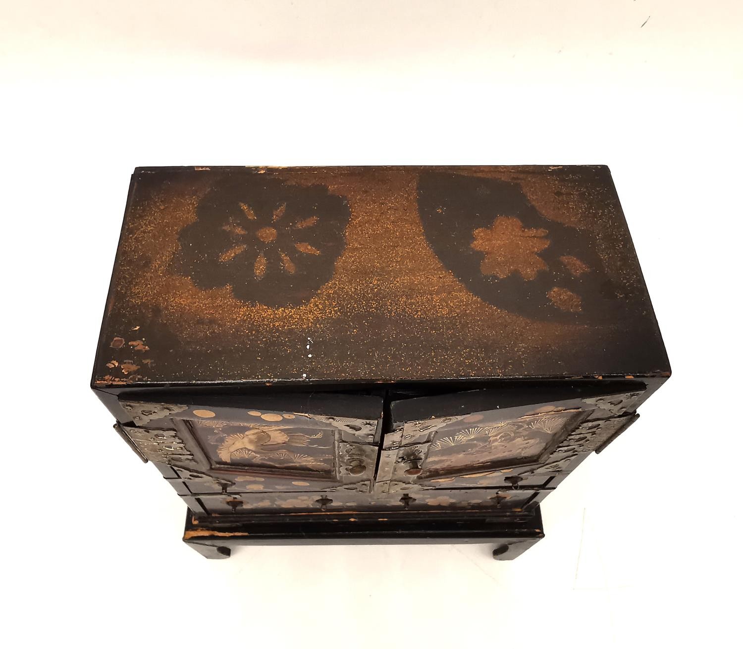 A late 19th century Japanese lacquered and gilded jewellery cabinet on stand. Each door decorated - Image 5 of 11