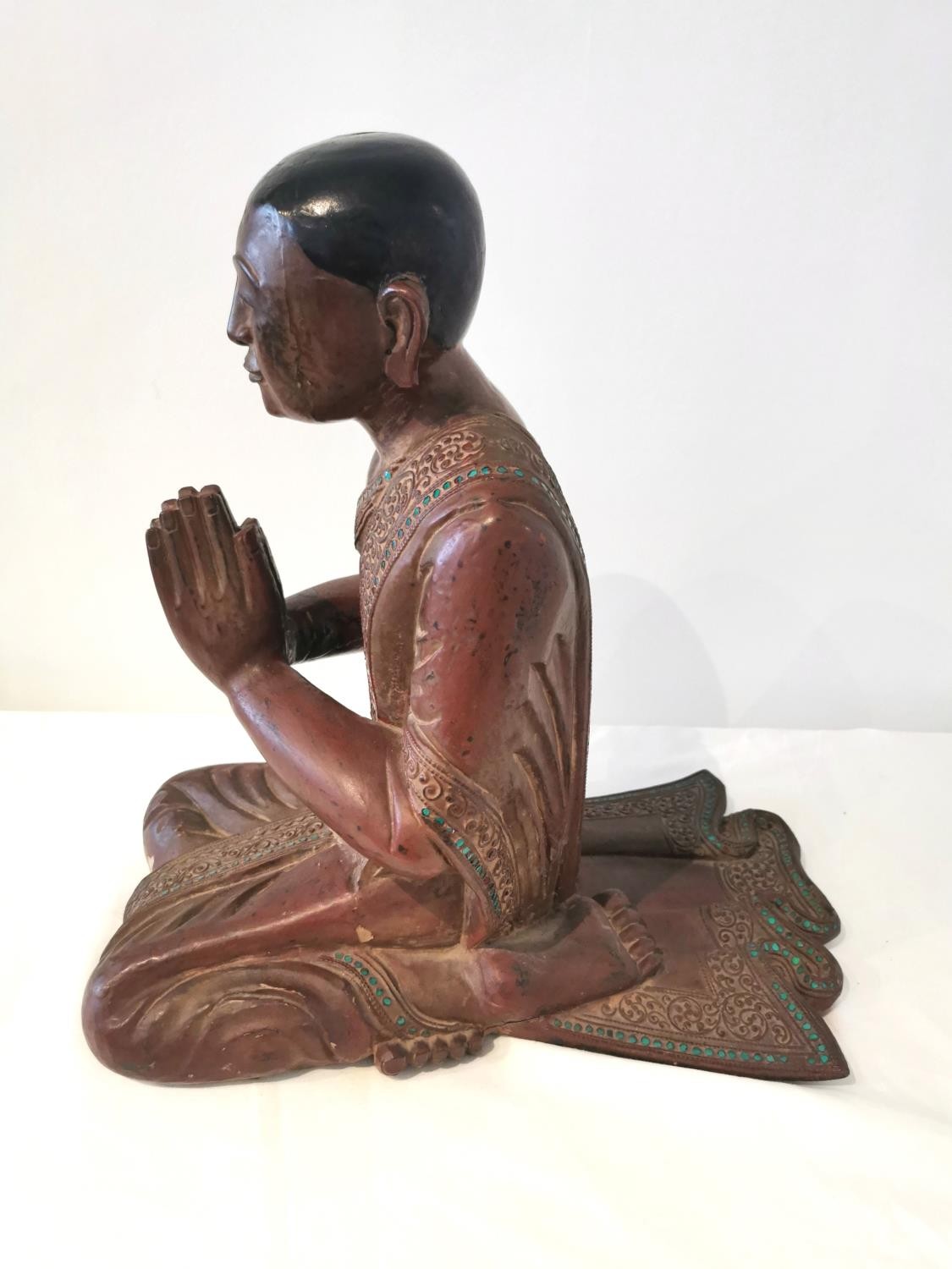 A 19th/early 20th century carved and lacquered Burmese kneeling figure of a praying monk wearing a - Image 2 of 8