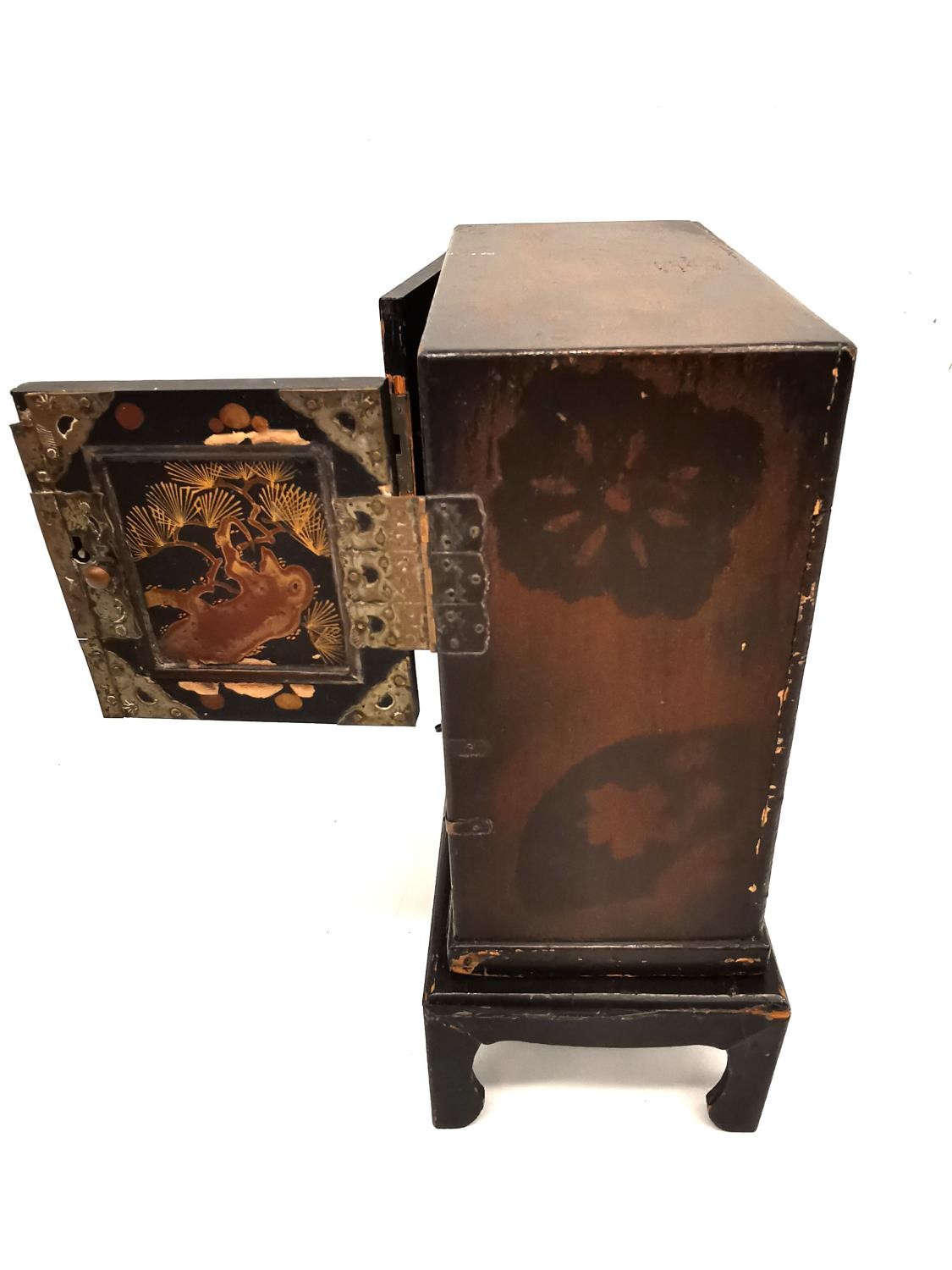 A late 19th century Japanese lacquered and gilded jewellery cabinet on stand. Each door decorated - Image 6 of 11