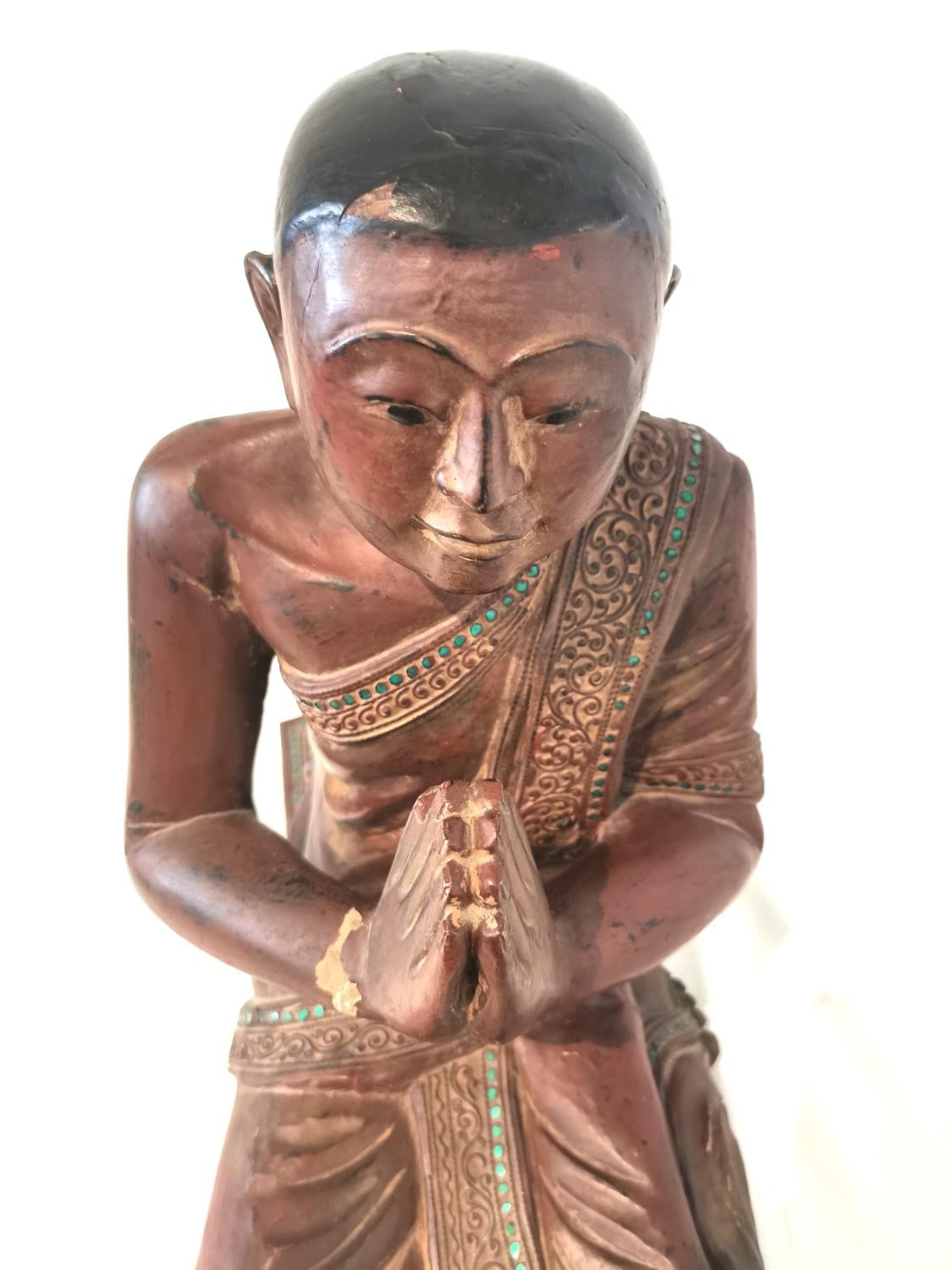 A 19th/early 20th century carved and lacquered Burmese kneeling figure of a praying monk wearing a - Image 5 of 8