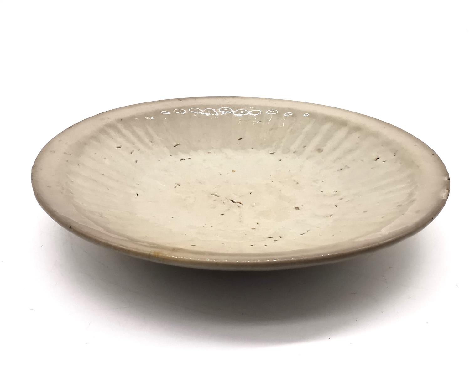 A Chinese Ming dynasty pale celadon Longquan dish with sunburst decoration and glazed foot. Diameter - Image 2 of 7