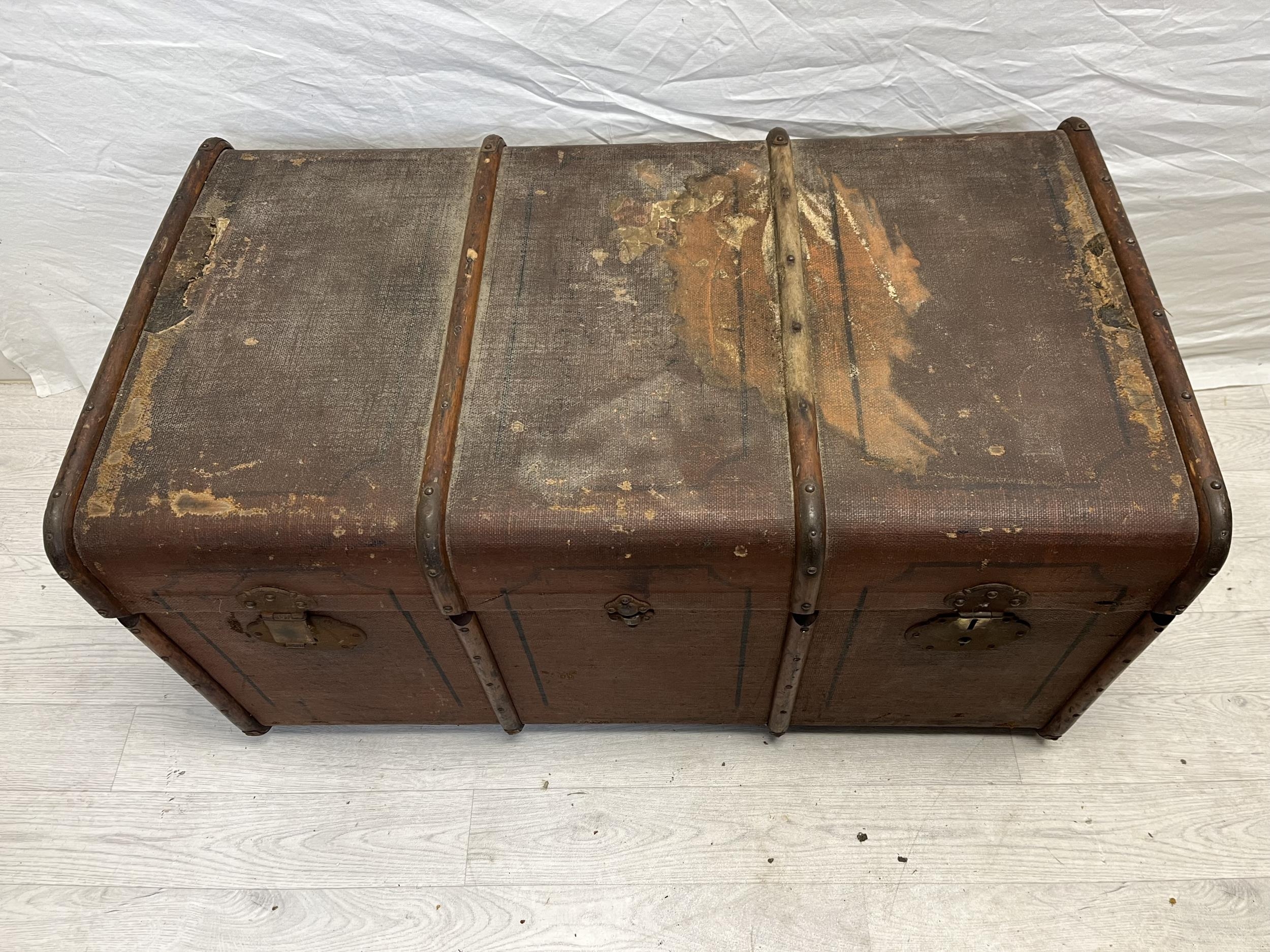 A vintage travelling trunk. H.46 W.90 D.53cm. - Image 2 of 4