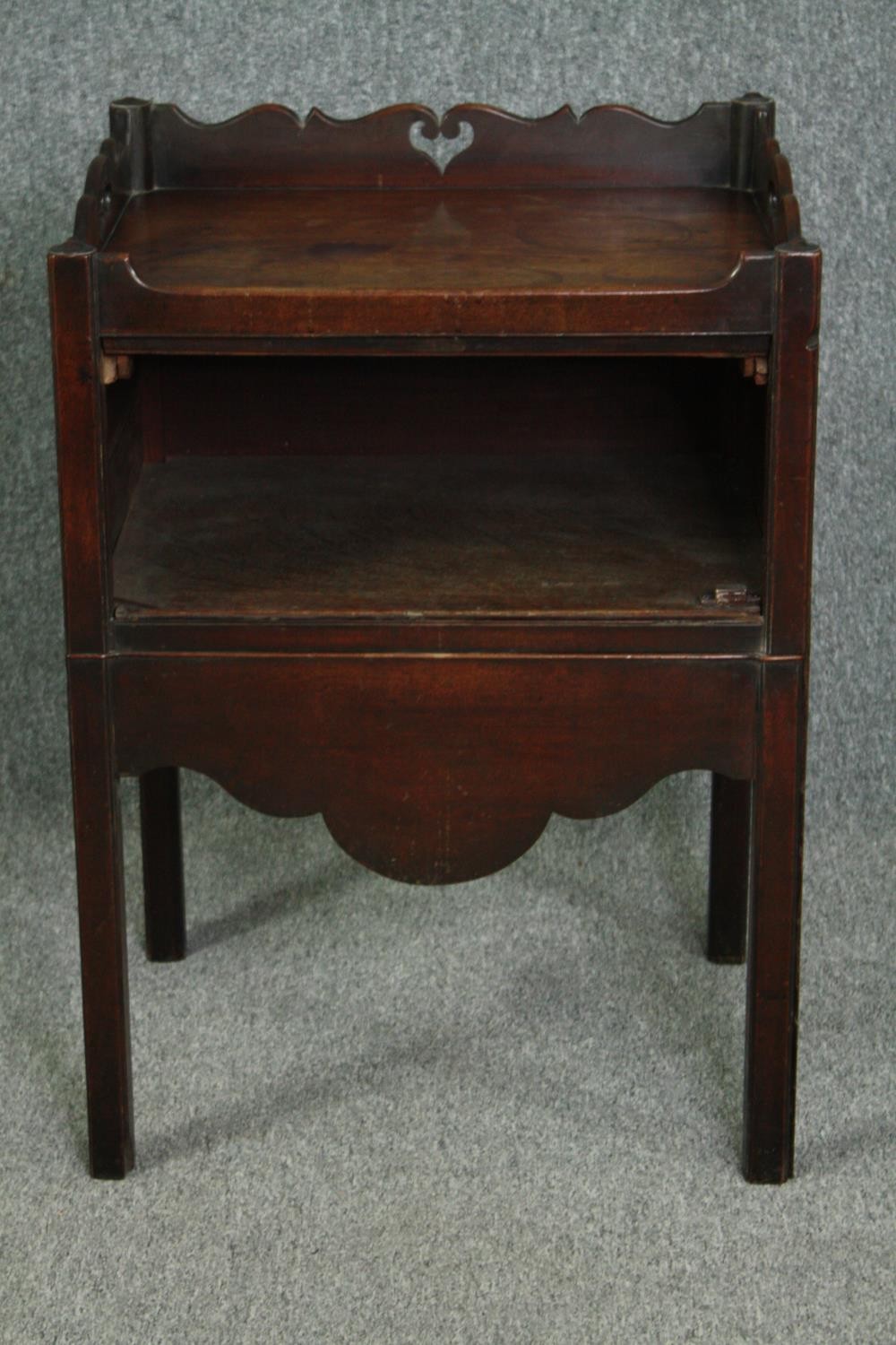 Commode, Georgian mahogany. H.83 W.59 D.45cm.