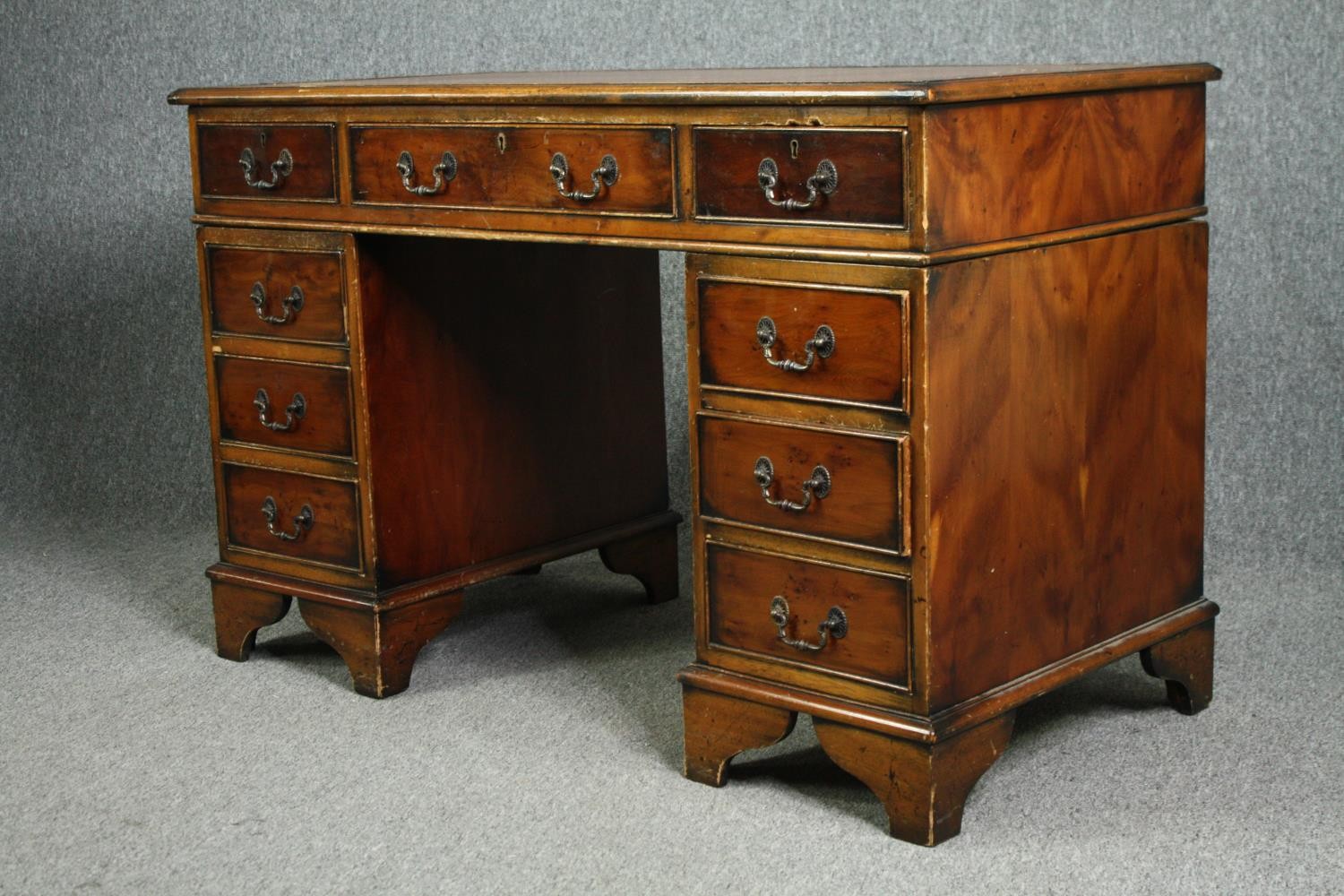 Pedestal desk, Georgian style yewwood, in three sections. H.78 W.121 D.61cm. - Image 3 of 8