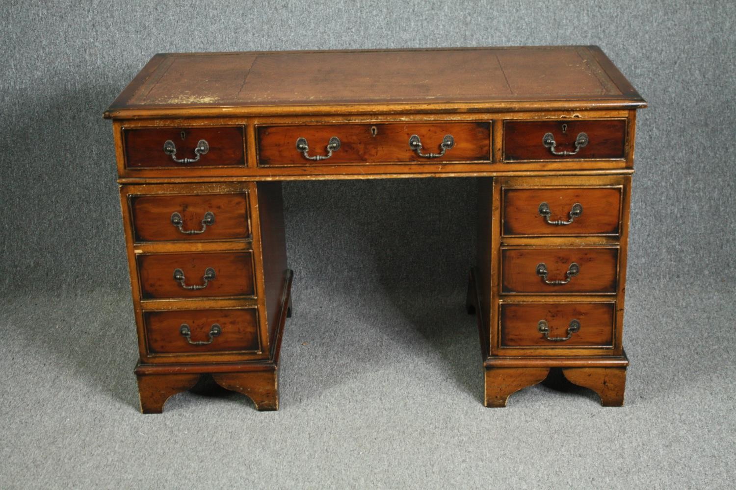 Pedestal desk, Georgian style yewwood, in three sections. H.78 W.121 D.61cm.