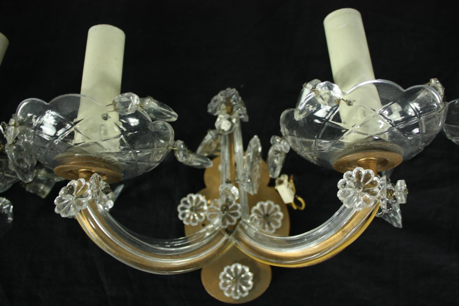 A set of three contemporary crystal two sconce wall lights along with a matching larger light. H. - Image 4 of 7