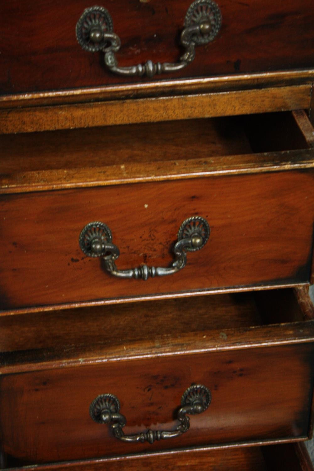 Pedestal desk, Georgian style yewwood, in three sections. H.78 W.121 D.61cm. - Image 6 of 8