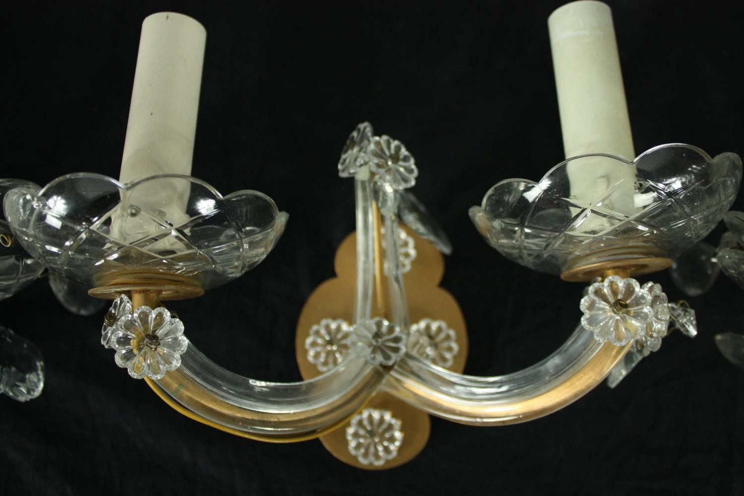 A set of three contemporary crystal two sconce wall lights along with a matching larger light. H. - Image 3 of 7