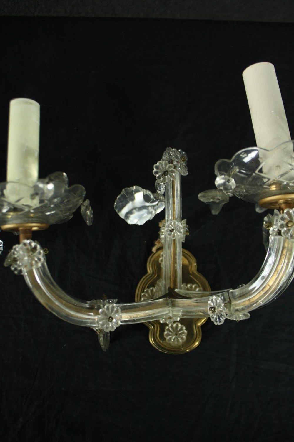 A set of three contemporary crystal two sconce wall lights along with a matching larger light. H. - Image 2 of 7