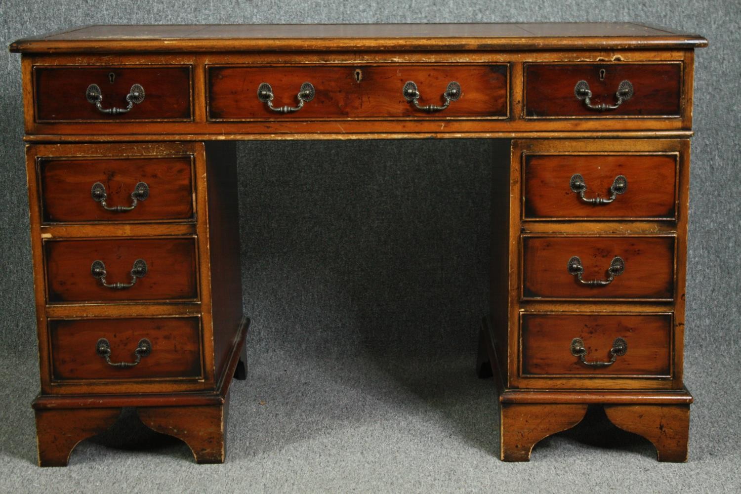 Pedestal desk, Georgian style yewwood, in three sections. H.78 W.121 D.61cm. - Image 2 of 8