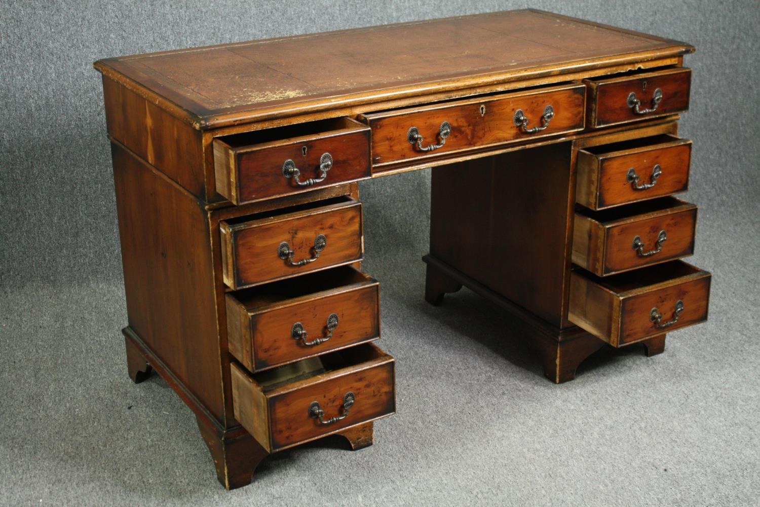 Pedestal desk, Georgian style yewwood, in three sections. H.78 W.121 D.61cm. - Image 5 of 8