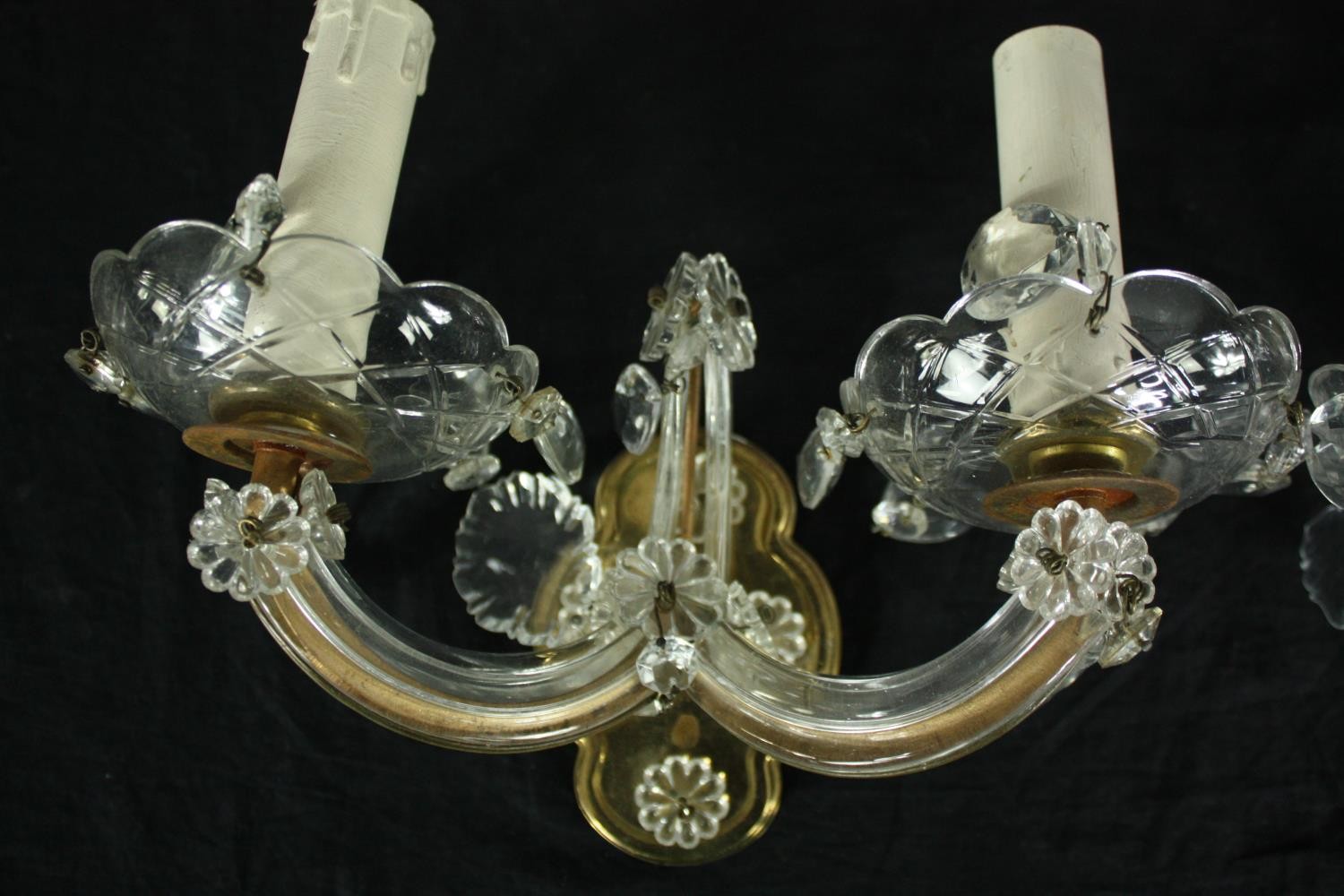 A set of three contemporary crystal two sconce wall lights along with a matching larger light. H. - Image 5 of 7