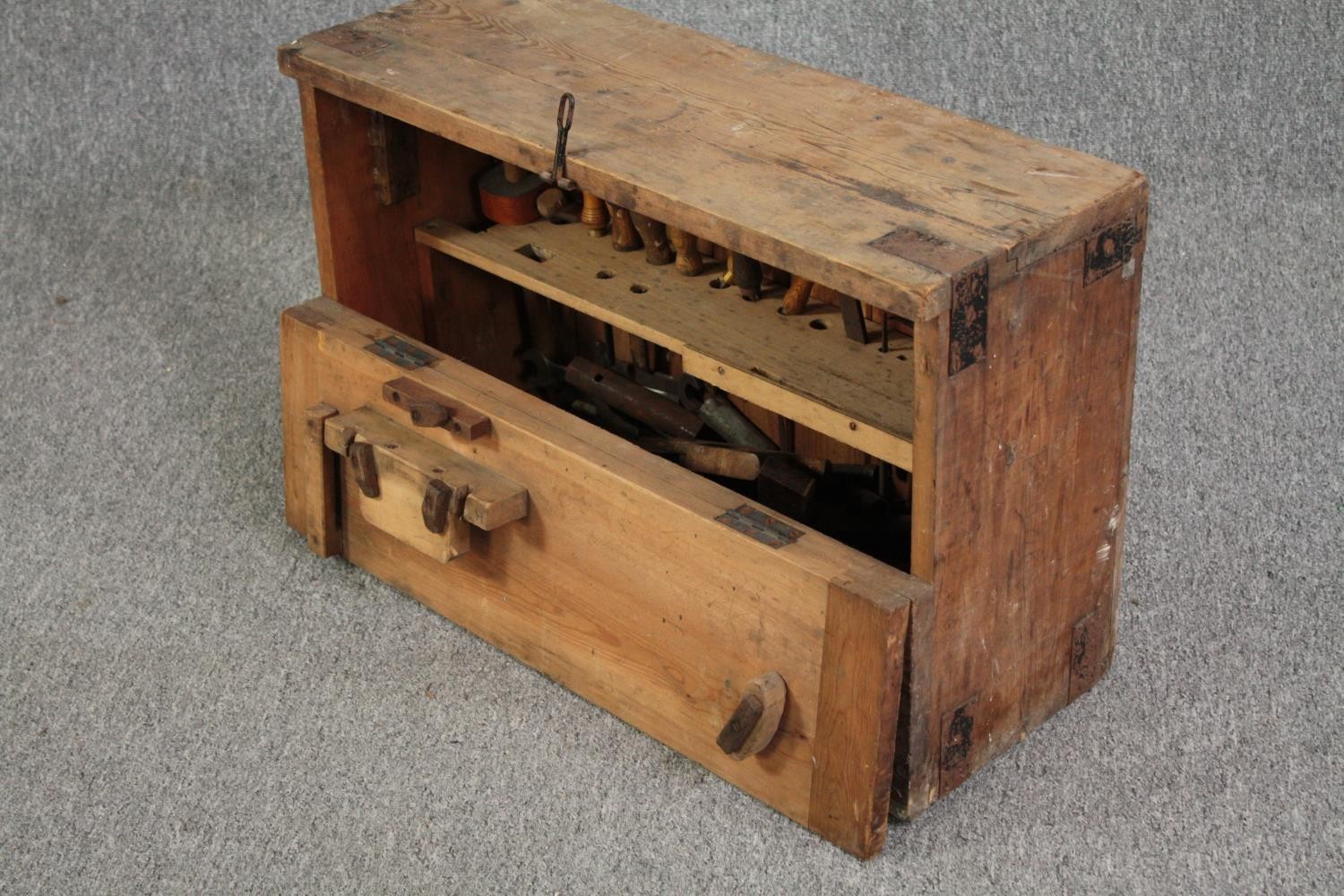 A vintage carpenter's toolbox fitted with chisels and saws etc. H.45 W.70 D.26cm. - Image 3 of 6