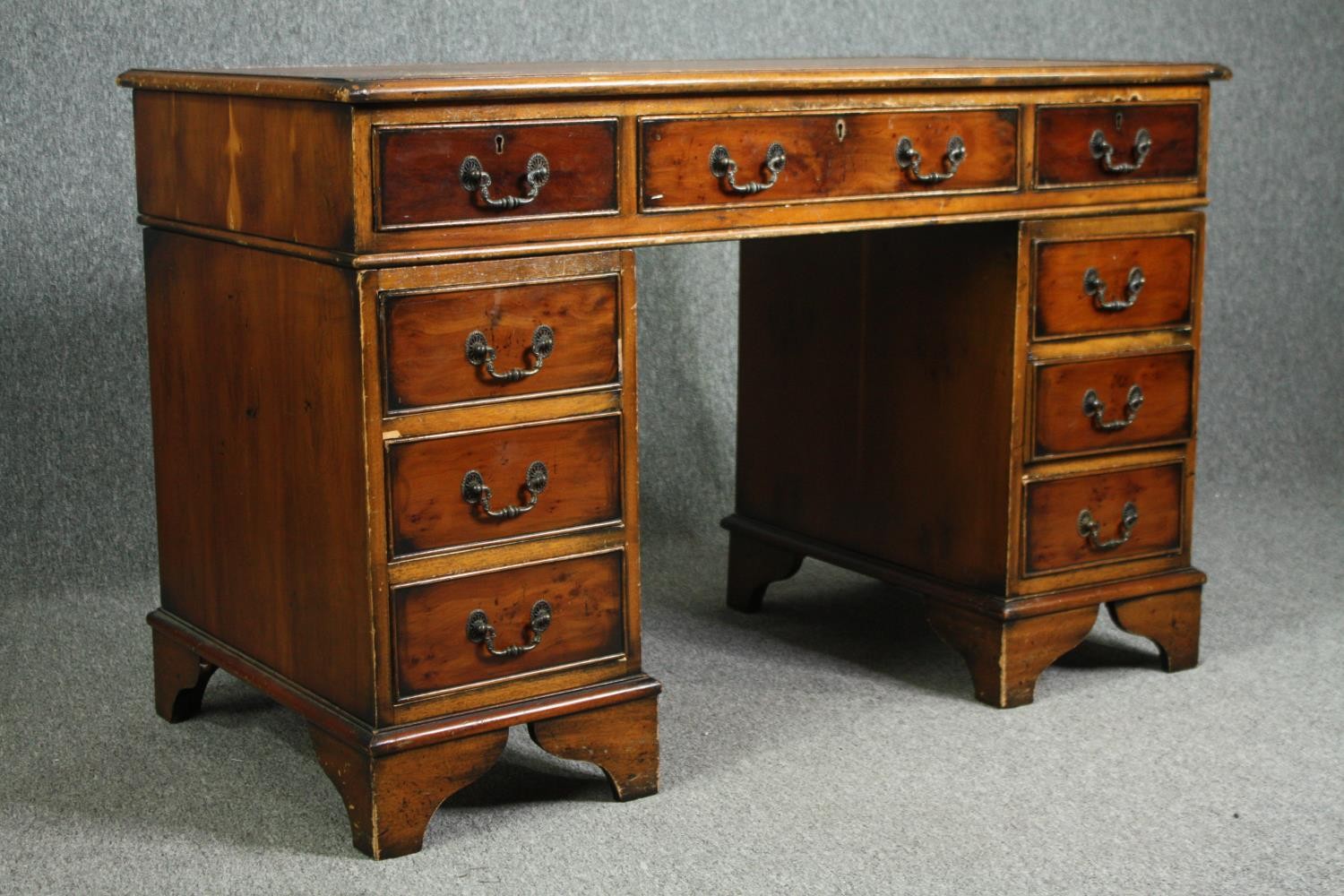 Pedestal desk, Georgian style yewwood, in three sections. H.78 W.121 D.61cm. - Image 4 of 8