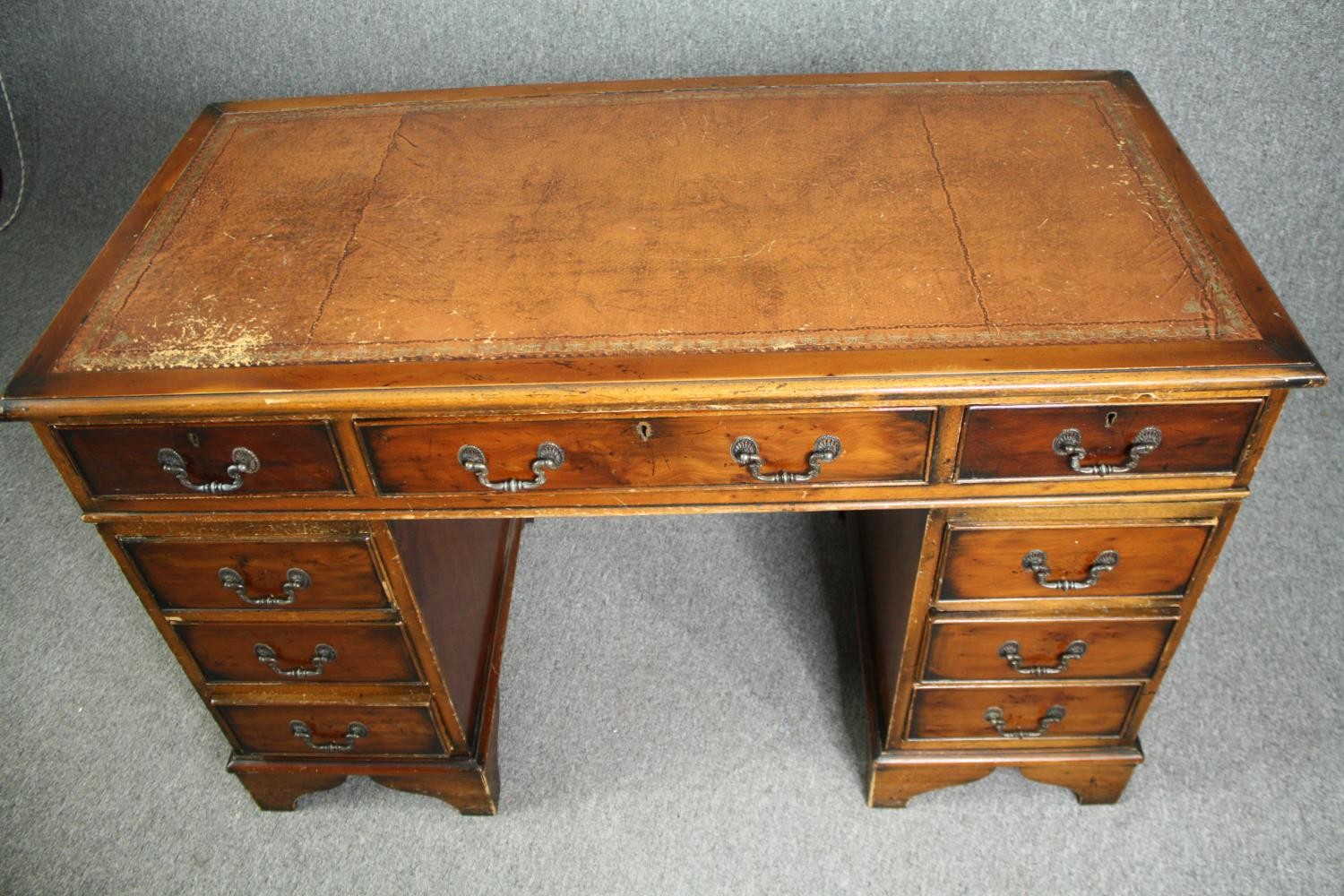 Pedestal desk, Georgian style yewwood, in three sections. H.78 W.121 D.61cm. - Image 7 of 8