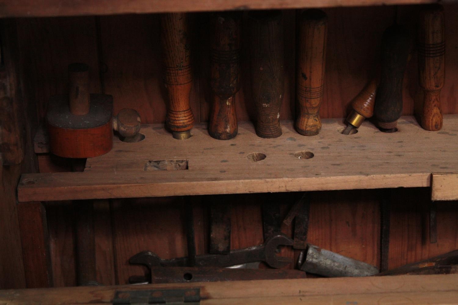 A vintage carpenter's toolbox fitted with chisels and saws etc. H.45 W.70 D.26cm. - Image 5 of 6