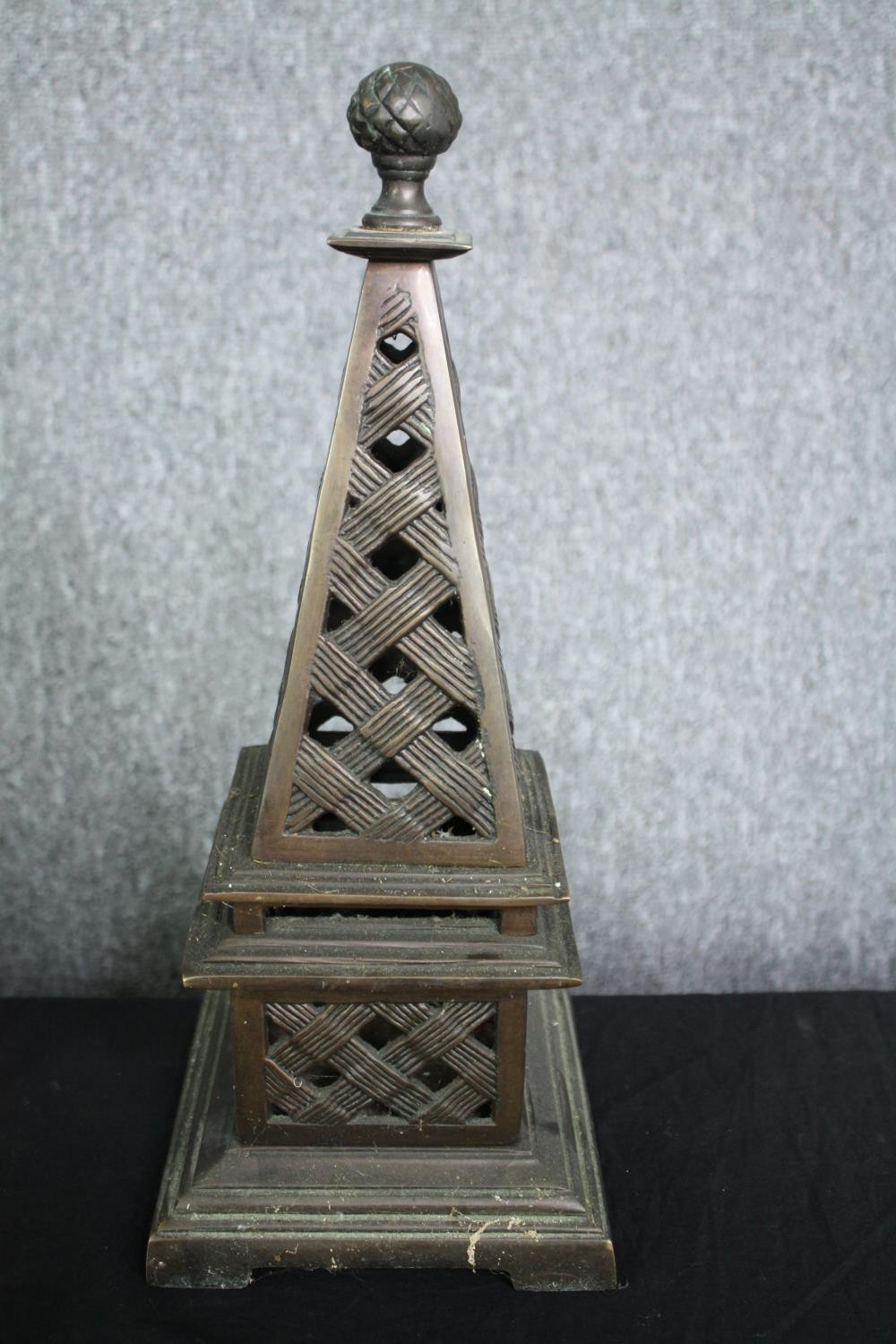 A pair of brass obelisks with basket weave design. H.39cm. (each) - Image 2 of 5
