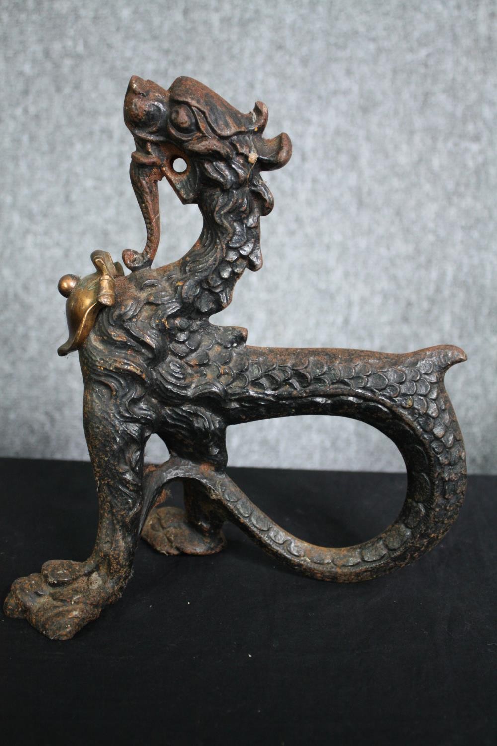 A pair of 19th century cast iron boot scrapers in the Chinese taste formed of chimeras. H.24cm. ( - Image 5 of 7