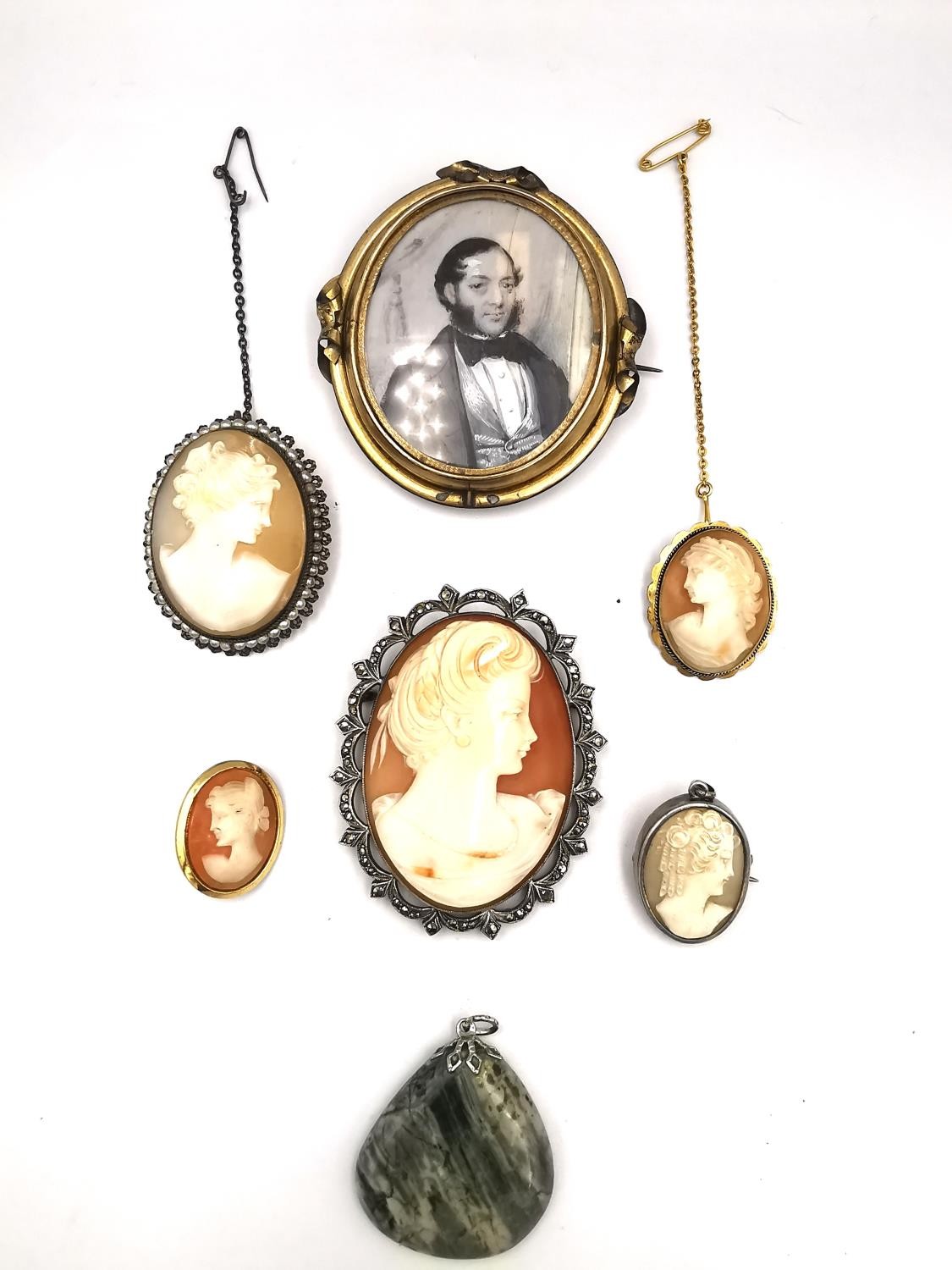 A collection of five oval carved shell cameo brooches a double sided swivel rolled gold portrait - Image 2 of 10