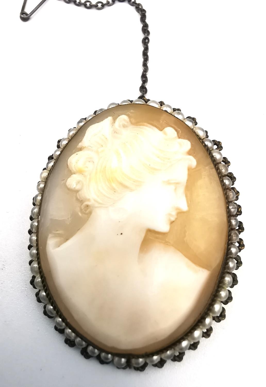 A collection of five oval carved shell cameo brooches a double sided swivel rolled gold portrait - Image 4 of 10