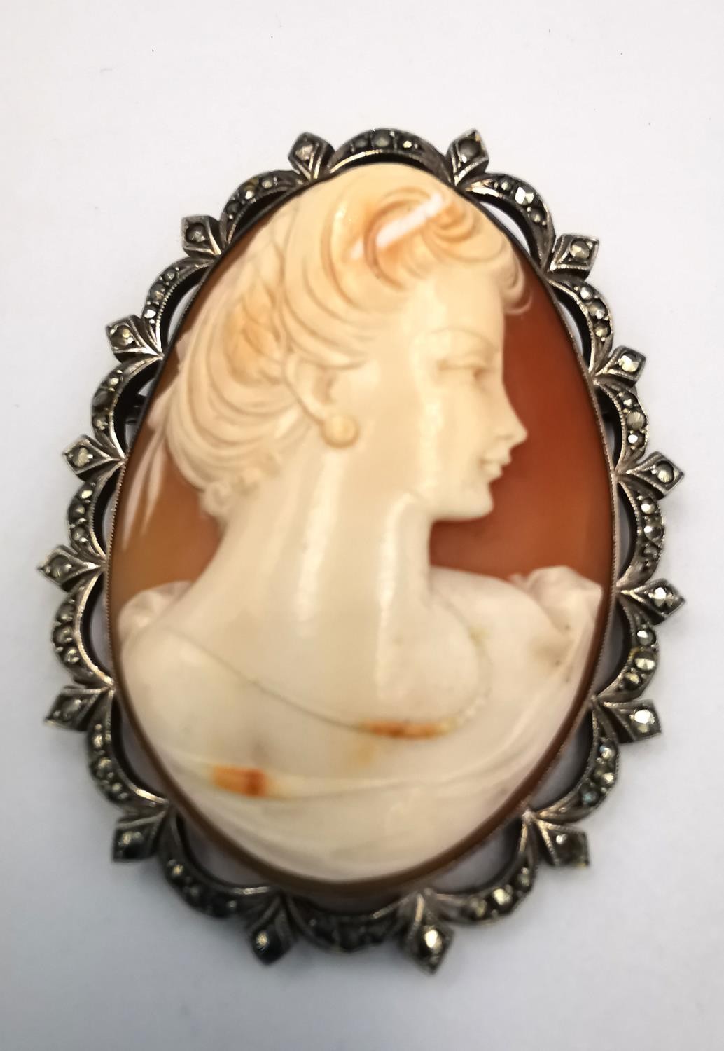 A collection of five oval carved shell cameo brooches a double sided swivel rolled gold portrait - Image 7 of 10