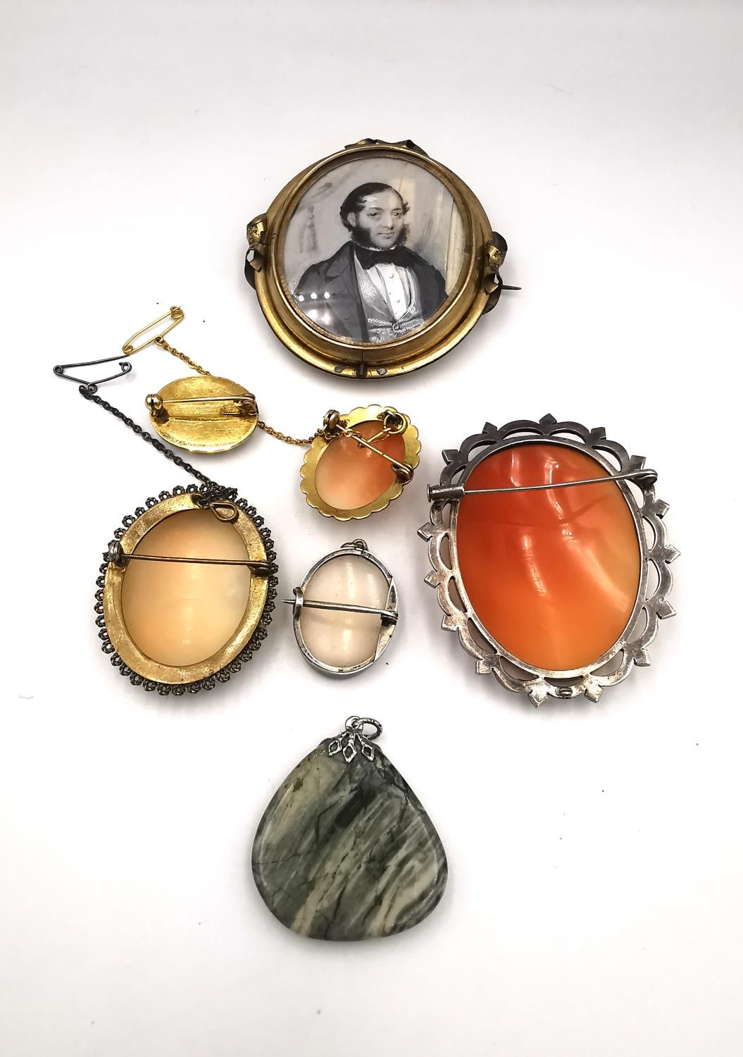 A collection of five oval carved shell cameo brooches a double sided swivel rolled gold portrait - Image 10 of 10