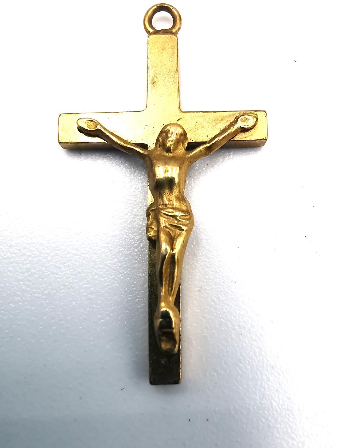 A 9 carat yellow gold cross, a loose blue paste stone and an oval mixed cut amethyst. Cross length - Image 2 of 16