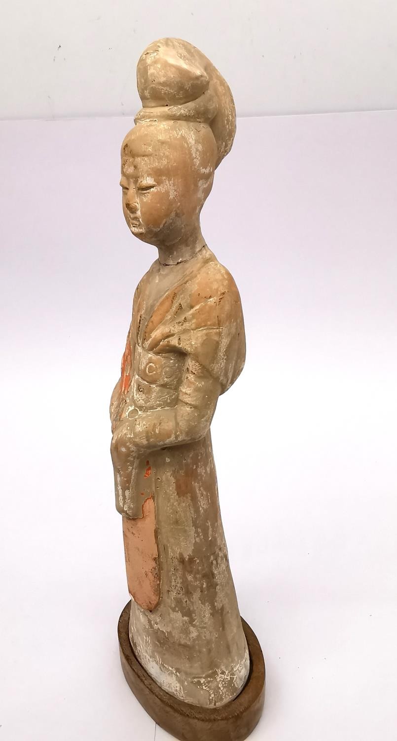 Two Chinese Han-style painted terracotta figurines, one of a female attendant and one of a - Bild 14 aus 20