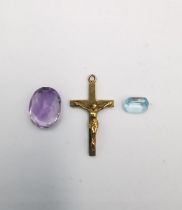 A 9 carat yellow gold cross, a loose blue paste stone and an oval mixed cut amethyst. Cross length