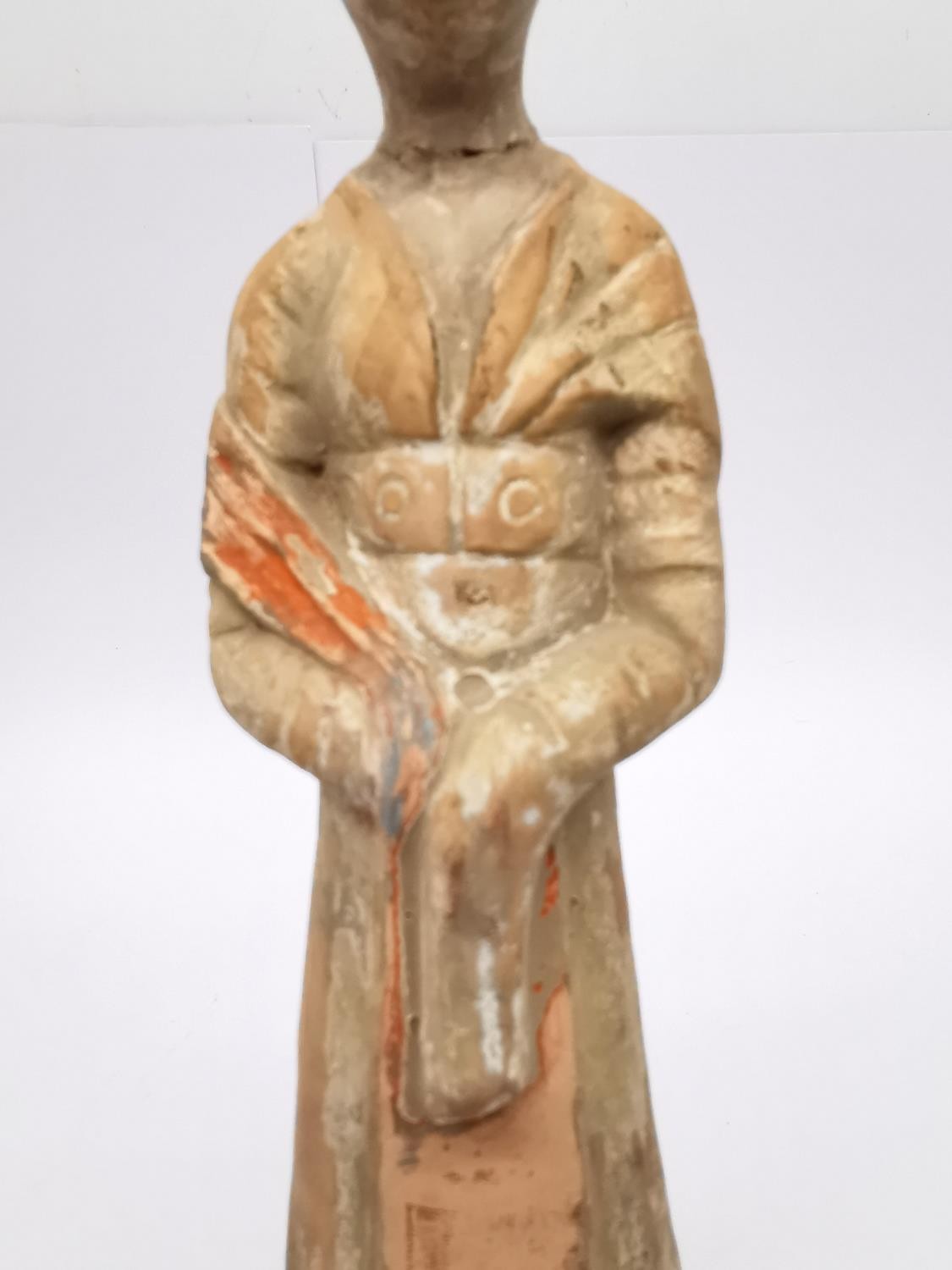 Two Chinese Han-style painted terracotta figurines, one of a female attendant and one of a - Bild 10 aus 20