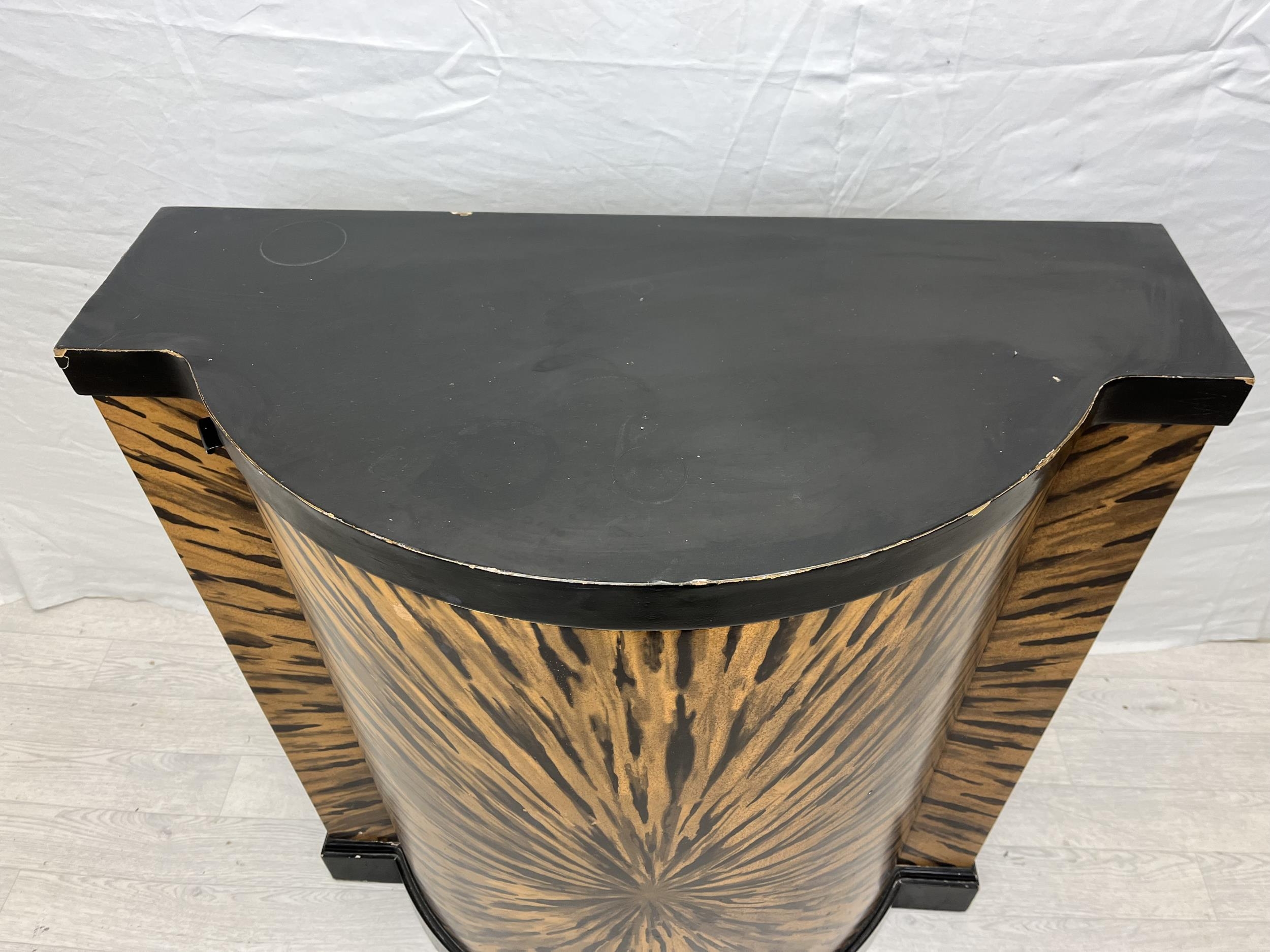 A contemporary painted credenza. H.94 W.86.5 D.41cm. - Image 3 of 7