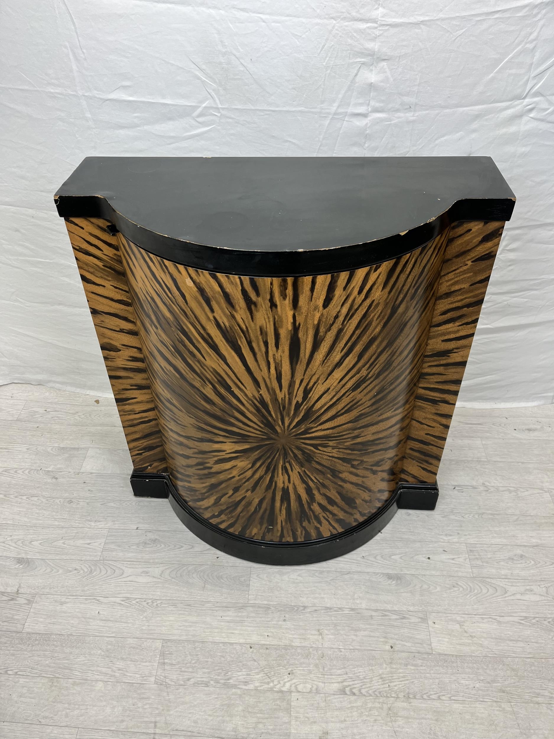 A contemporary painted credenza. H.94 W.86.5 D.41cm. - Image 2 of 7