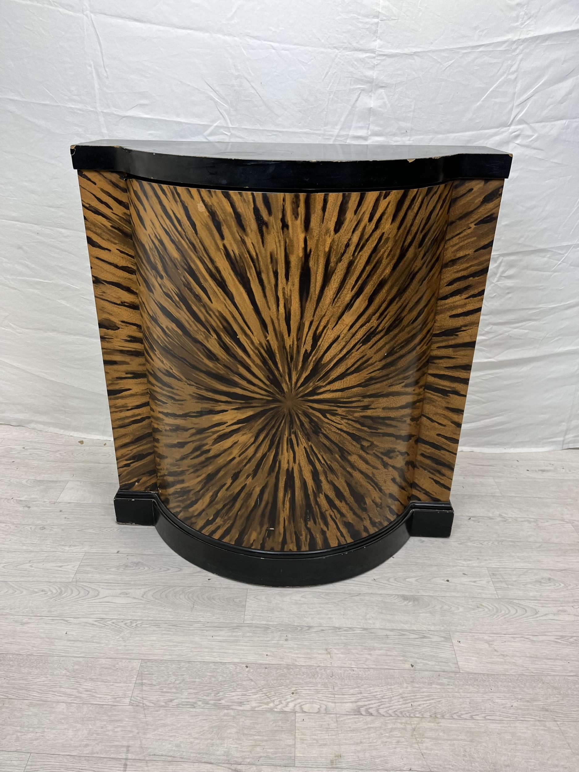 A contemporary painted credenza. H.94 W.86.5 D.41cm.