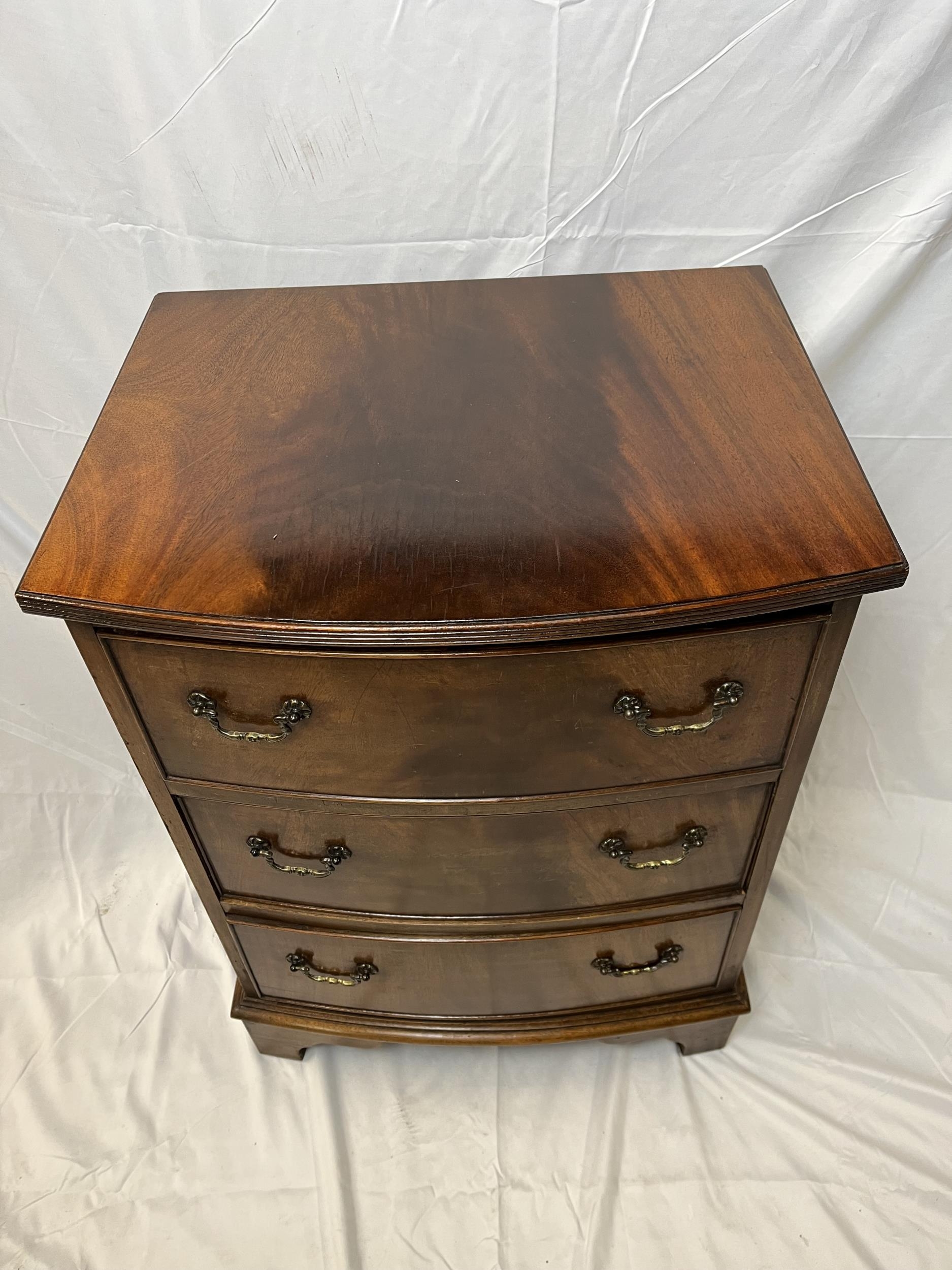 Chest, Georgian style flame mahogany bowfronted. H.72 W.54 D.43cm. - Image 2 of 5