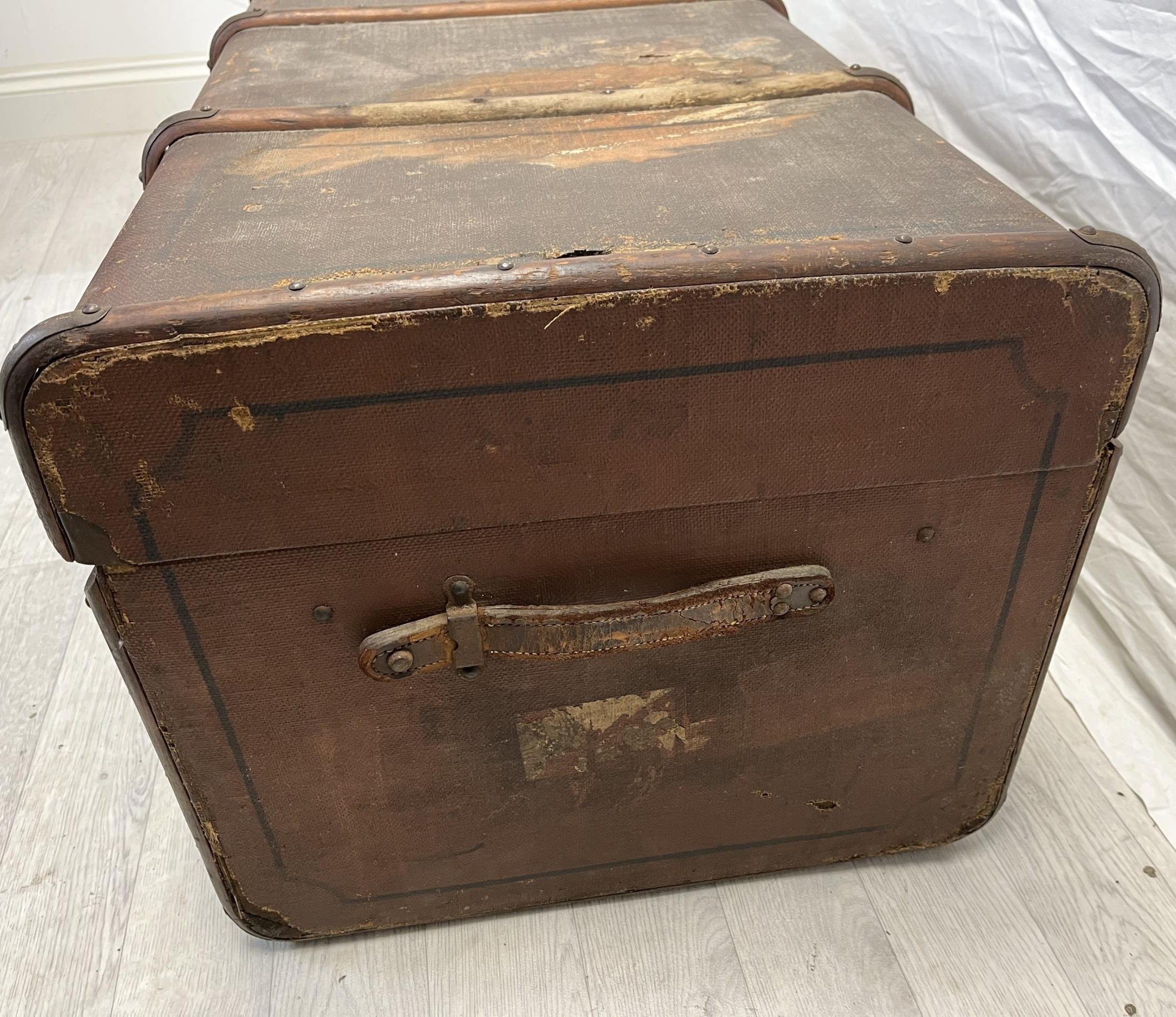 A vintage travelling trunk. H.46 W.90 D.53cm. - Image 4 of 4