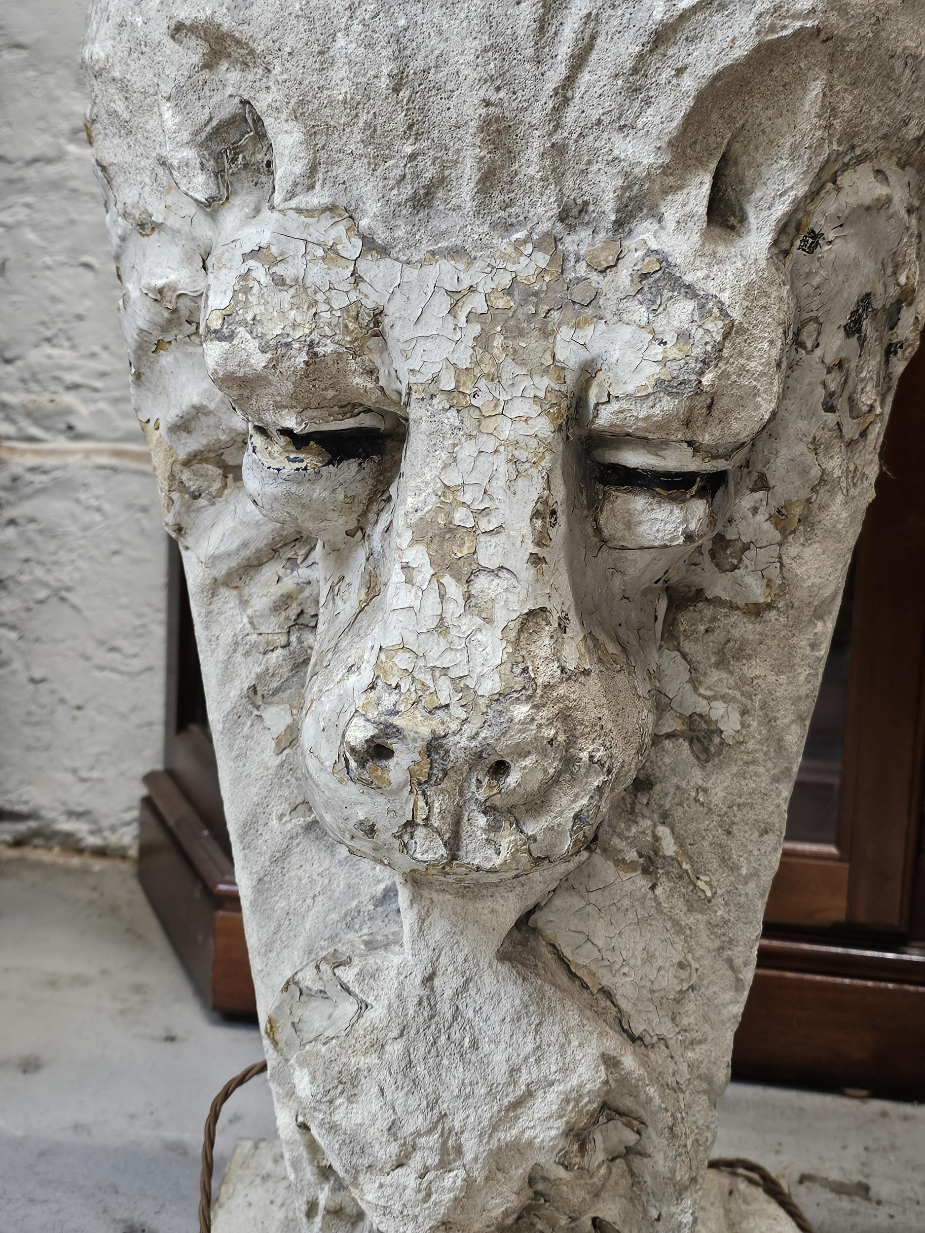 A large composite stone lion mask table lamp. H.105 W.44 D.44cm. (Height includes shade). - Bild 3 aus 5