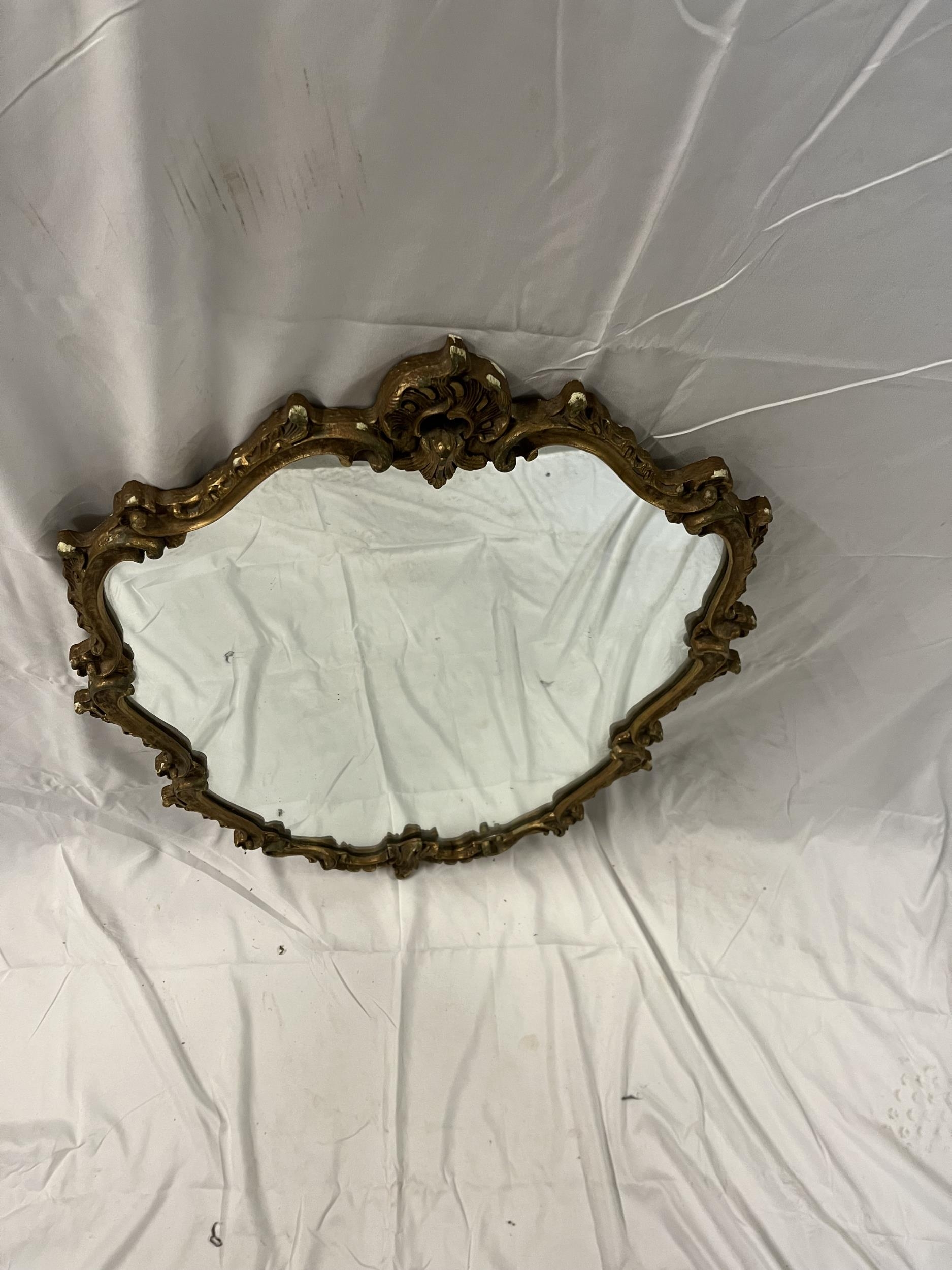 A mid century Rococo style wall mirror in gilt frame. H.81 W.59cm. - Bild 3 aus 5