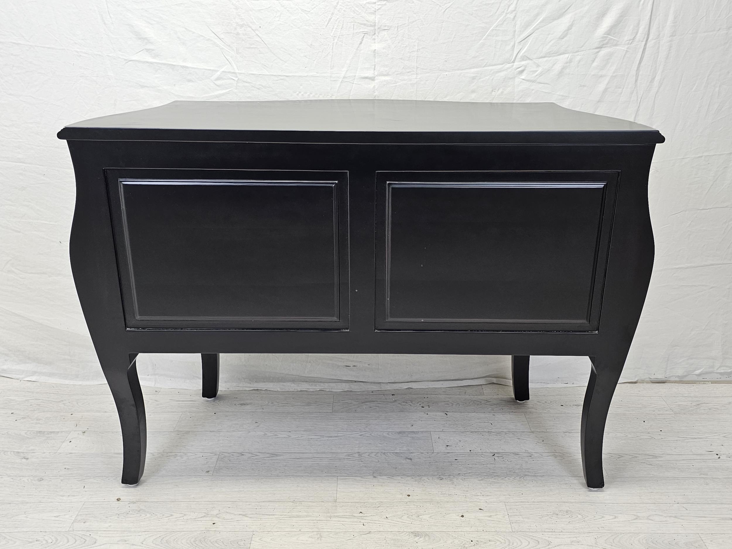 A contemporary ebonised bombe form commode chest. H.88 W.120 D.55cm. - Bild 9 aus 9