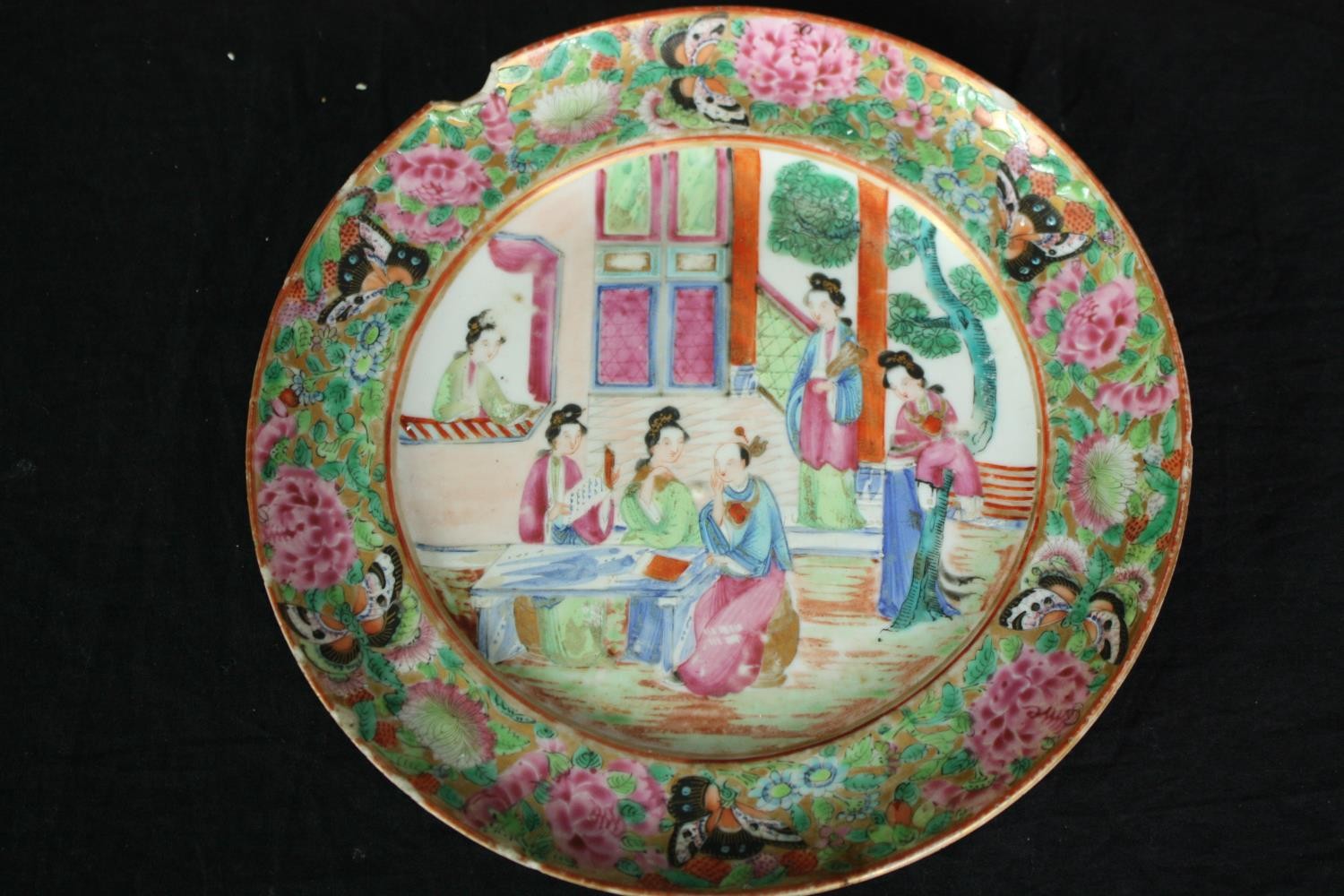 A mixed collection of Japanese and Chinese porcelain to include a 19th century Famille Rose lidded - Image 7 of 14