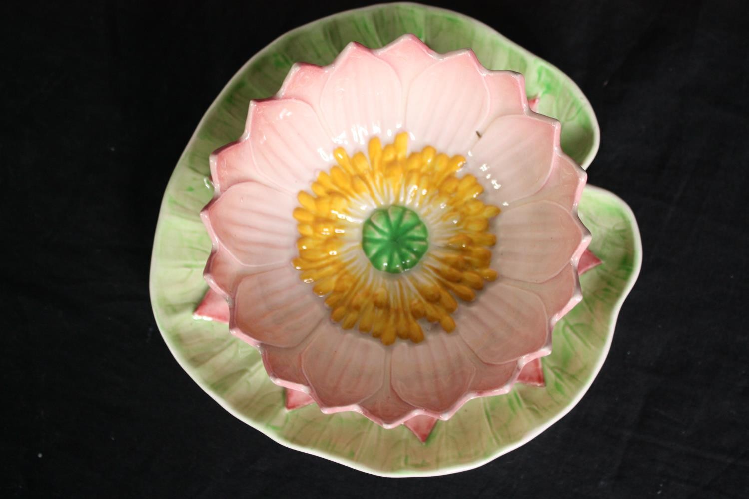 A set of four vintage Royal Staffordshire Crocus bowls by Clarise Cliff along with a Carlton Ware - Image 6 of 7