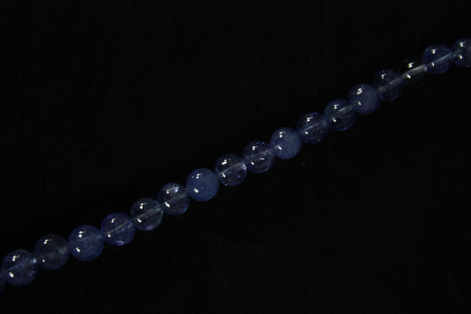 A collection of jewellery, including a Jasper bead necklace, faux pearl necklaces, a Tanzanite - Image 10 of 12