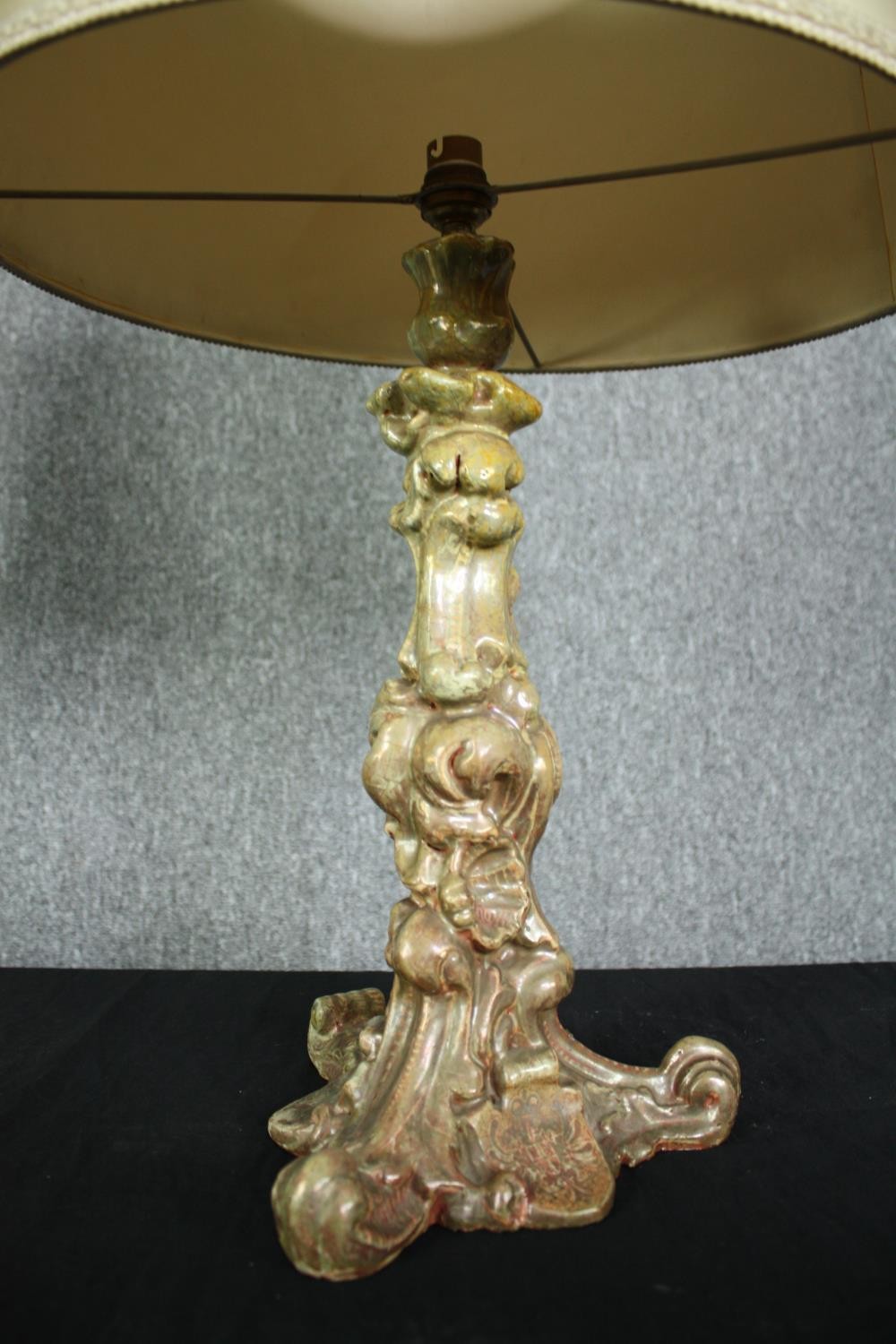 A vintage ceramic table lamp with Rococo design. H.66cm. - Image 2 of 3