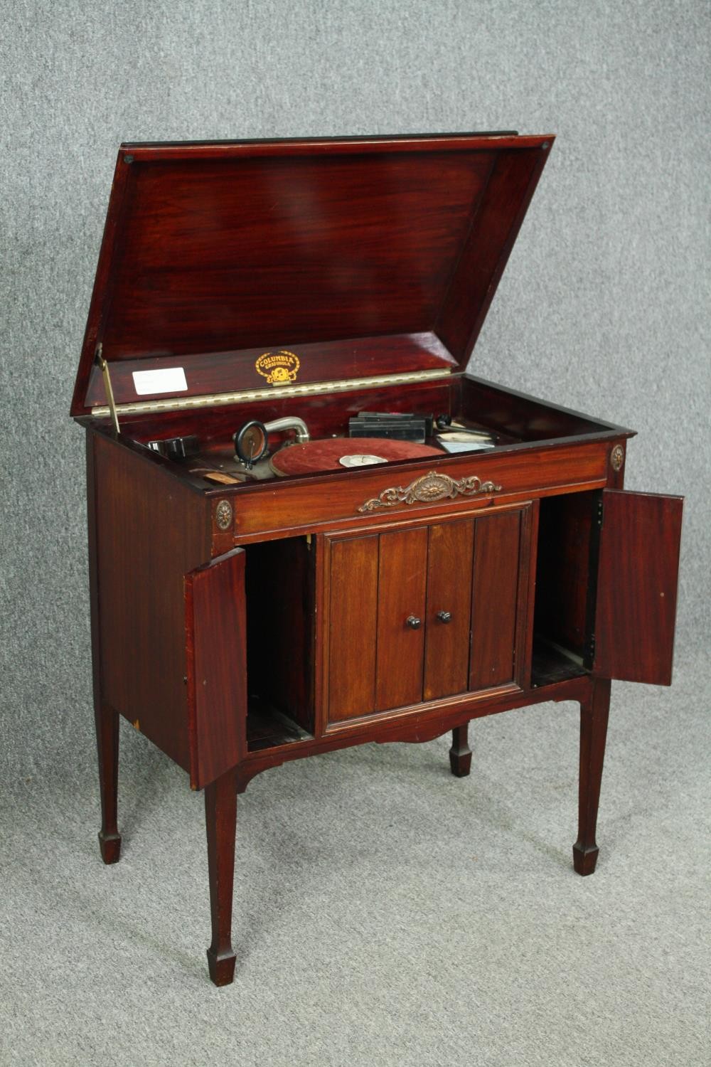 A mahogany cased Columbia Grafonola gramophone along with a collection of 78 rpm records. H.86 W. - Image 5 of 12