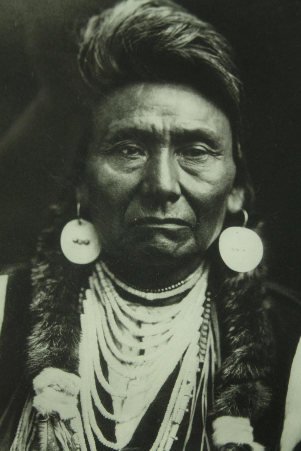 A pair of framed and glazed black and white photographs of Native American chiefs with inscription - Image 2 of 6