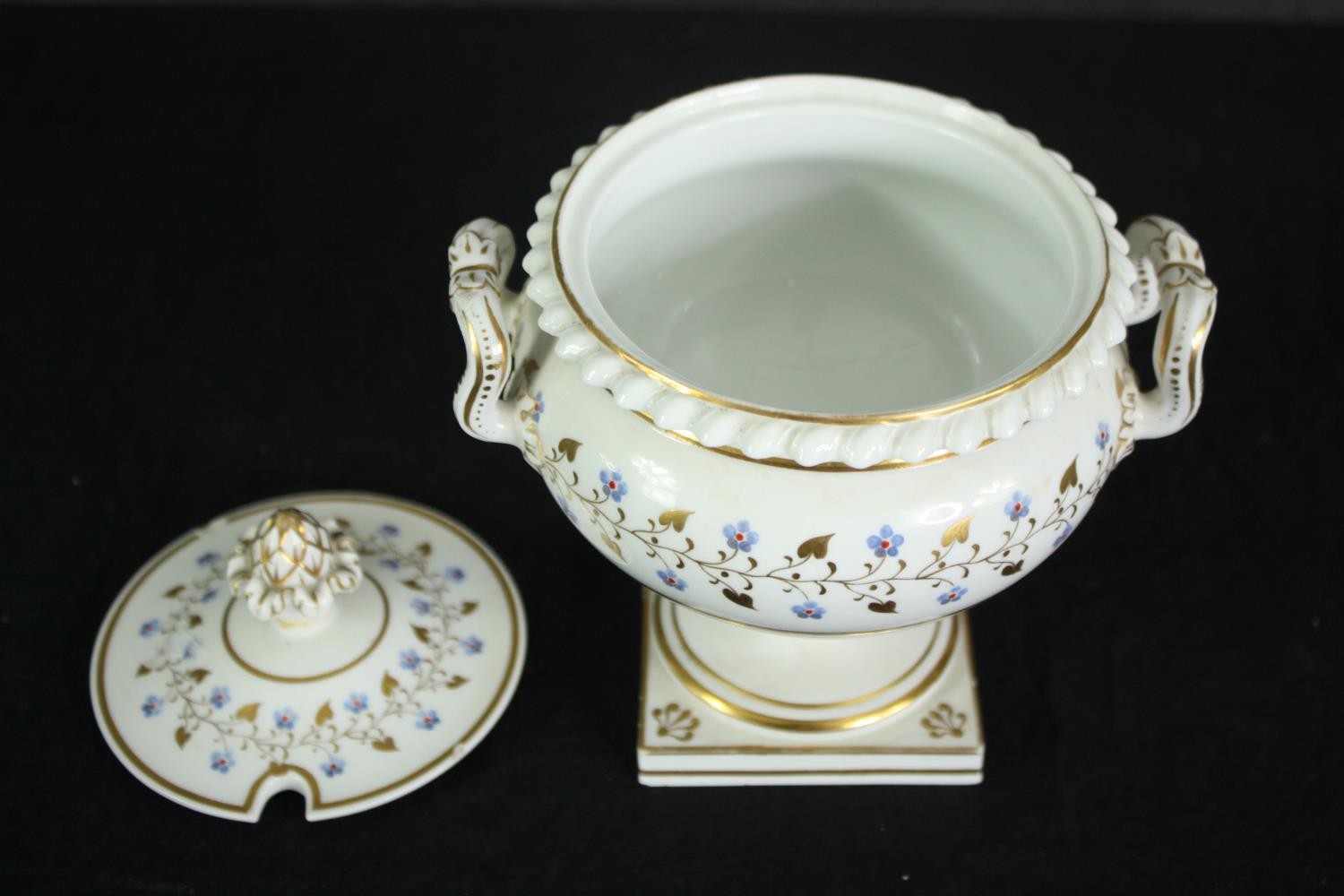 A C.1830 Worcester Flight and Barr comport, hand painted, twin handled and with it's lid. H.19 W. - Image 2 of 5